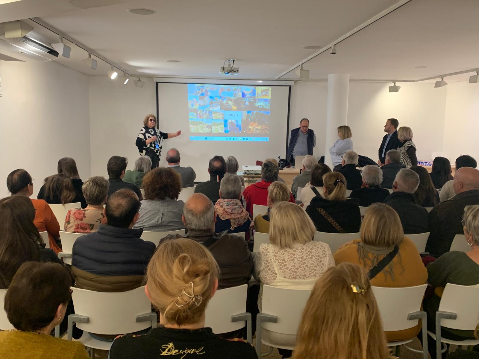 Sala d'exposicions de l'Ateneu de Cerdanyola, on divendres 16 de gener es van lliurar els premis de la Ruta del Pessebre i altres reconeixements. FOTO: Judit Josa