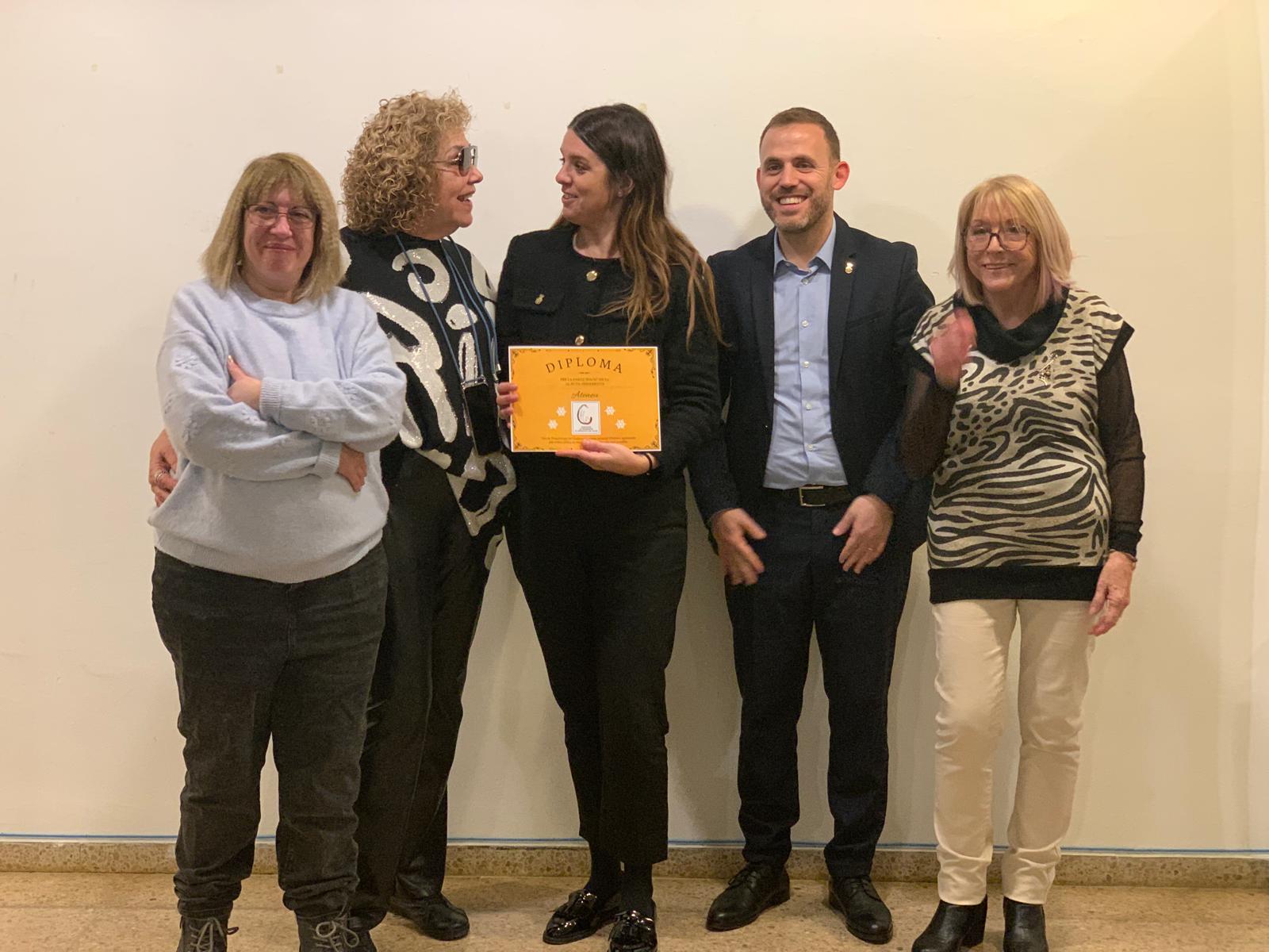 La regidora de Cultura Andrea Borrego va recollir el diploma de participació de l'Ateneu i de la Masia de Can Serraparera, equipaments participants en la Ruta del Pessebre.. FOTO: Judit Josa