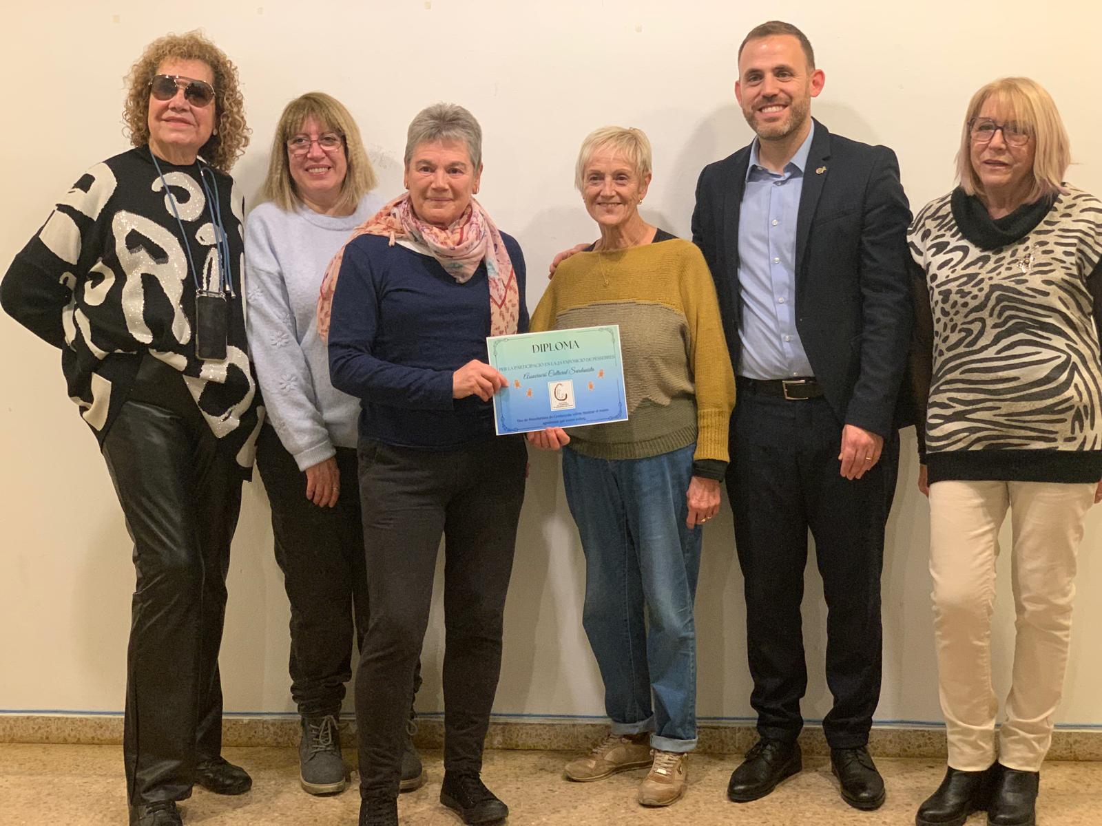 L'Agrupació Cultural Sardanista rep un dels diplomes per la creació d'un naixement per l'exposició de l'Ateneu. FOTO: Judit Josa