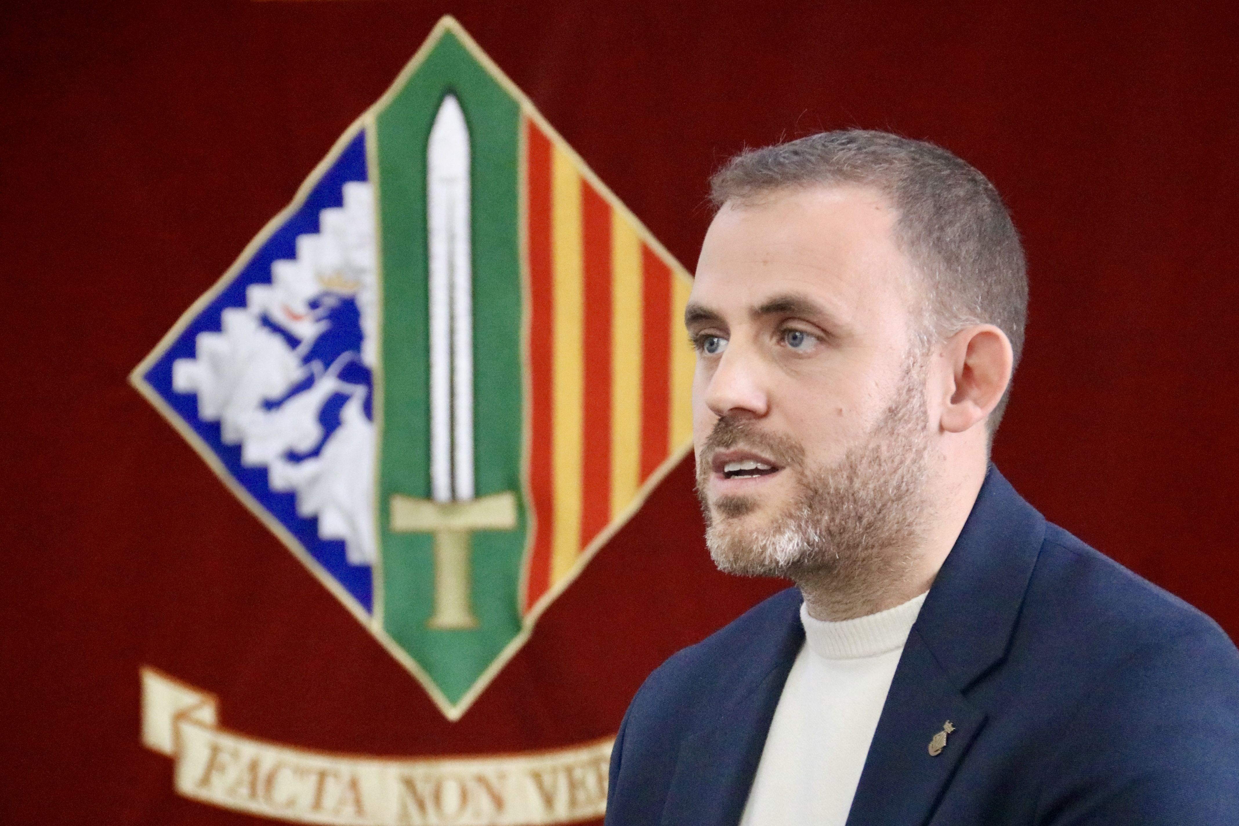 L'alcalde de Cerdanyola del Vallès, Carlos Cordón, amb l'executiu de la ciutat de fons, el 12 de gener FOTO: Albert Segura (ACN)