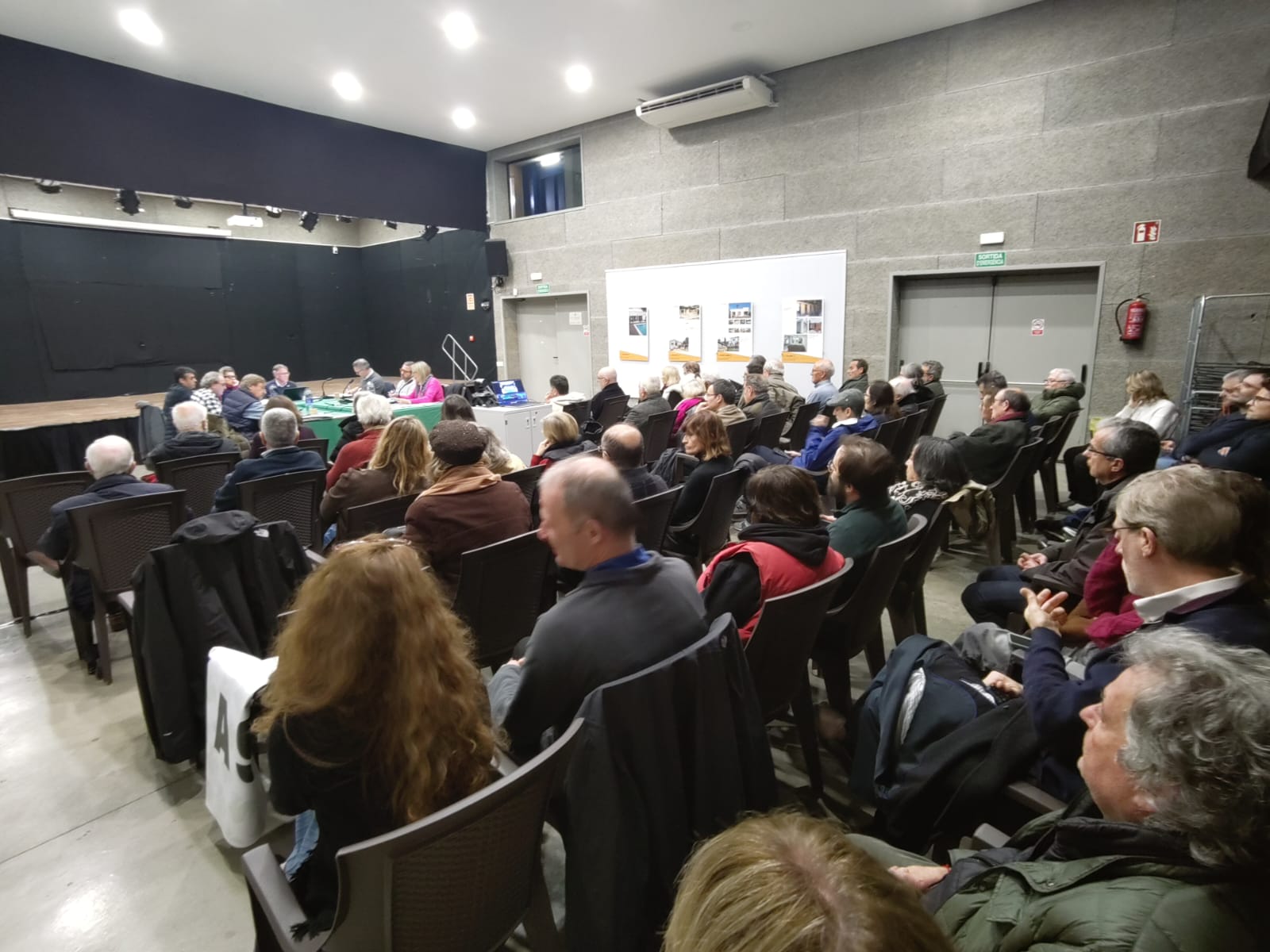 Una cinquantena de veïns, molts d'ells vinculats amb la Comissió Bellaterra és Sant Cugat, van seguir el ple. FOTO: A Turón