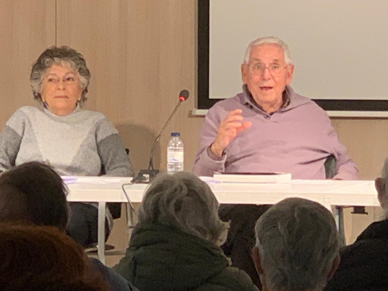 La rapsoda Margarita Medina i l'historiador Miquel Sánchez en la presentació del llibre Masos de Sant Iscle de les Feixes i rodalia (826-2012), dimarts a la biblioteca. FOTO: Judit Josa