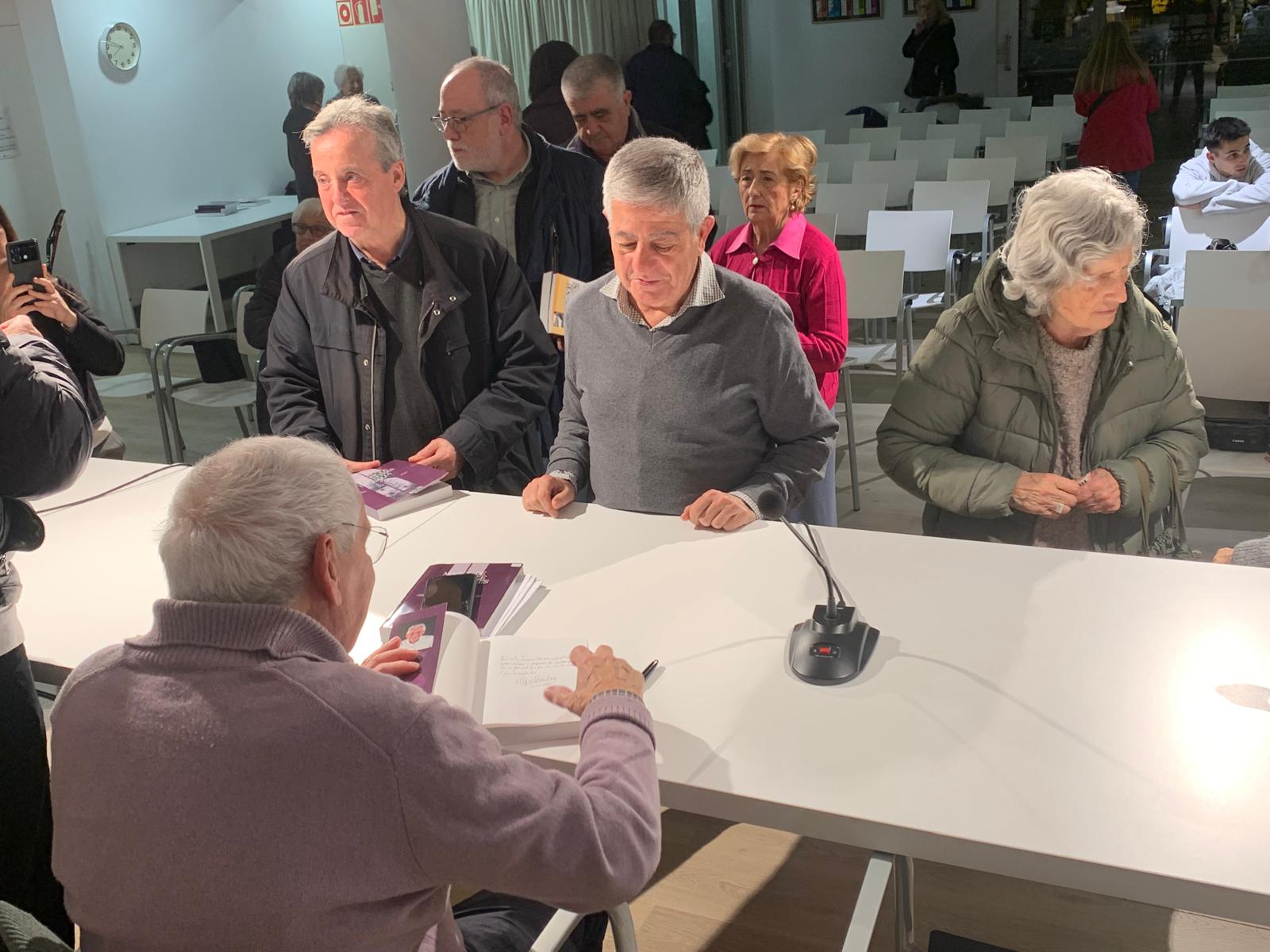 Miquel Sánchez signa llibres, un cop acabada la presentació de Masos de Sant Iscle de les Feixes i rodalia (826-2012). FOTO: Judit Josa
