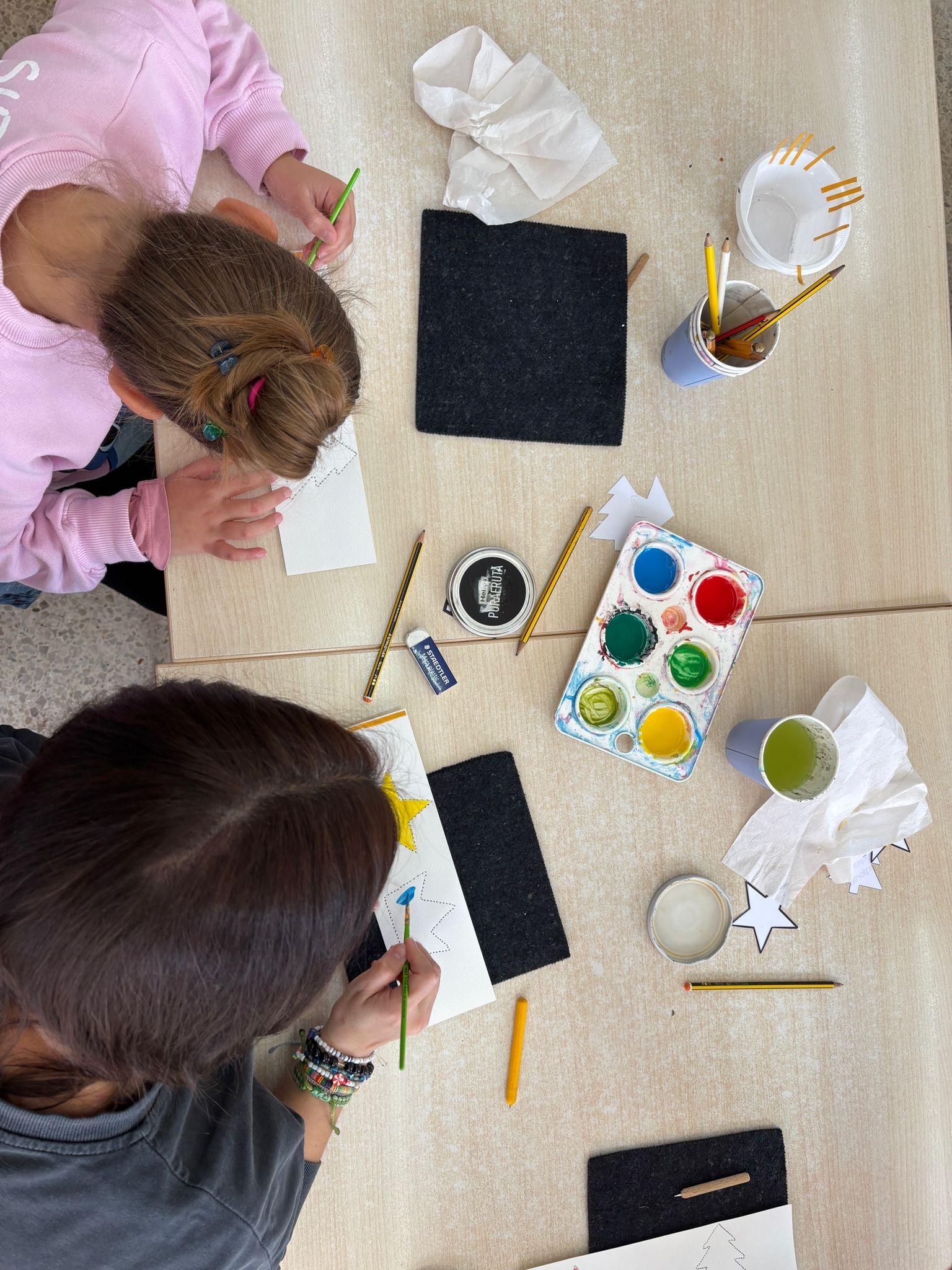 Taller familiar realitzat a l'Ateneu de Cerdanyola. L'activitat té lloc cada segon diumenge de mes. FOTO: MAC