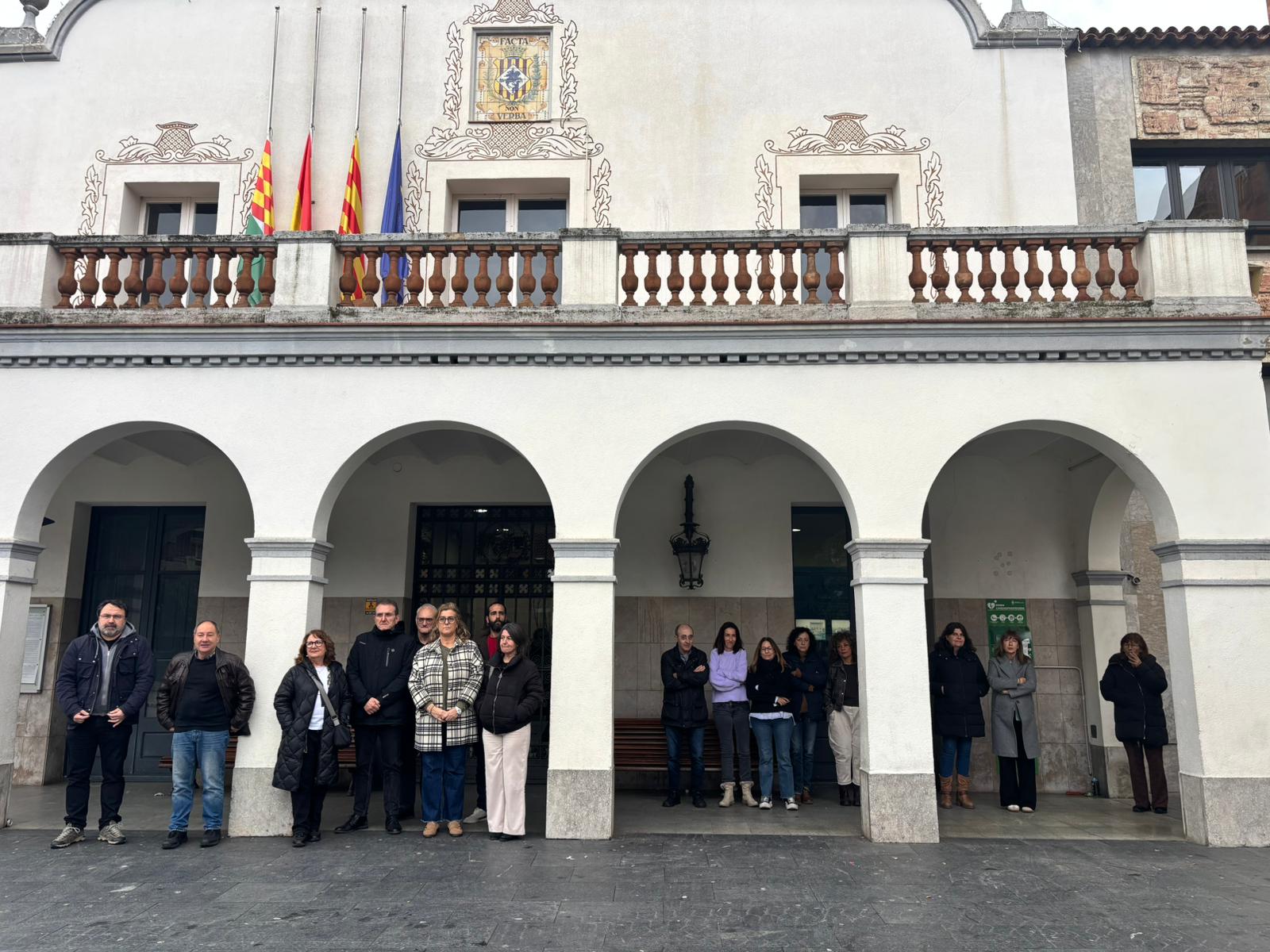 Minut de silenci a l'Ajuntament, dimecres, per la víctima mortal de l'accident de l'R4. Les banderes del consistori onegen a mig pal pels dies de dol decretats.