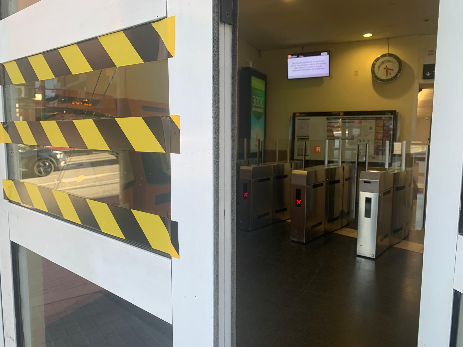 Aspecte de l'estació de tren de Cerdanyola, ahir, dijous, sense activitat durant tot el dia. FOTO: Judit Josa