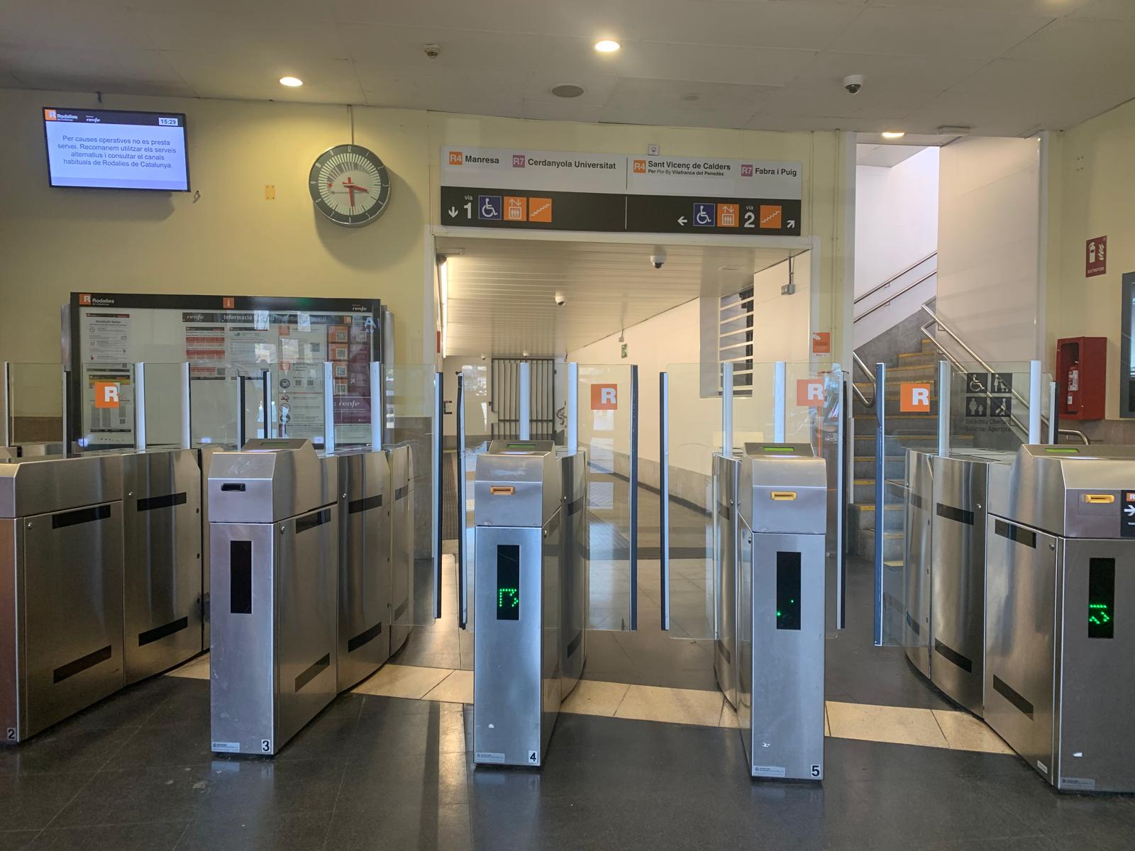Estació central de Cerdanyola, tancada durant tot el dia d'ahir i amb un degoteig constant d'usuaris per informar-se. FOTO: Judit Josa
