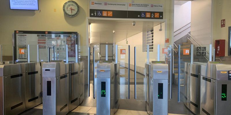 Estació central de Cerdanyola, tancada durant tot el dijous i amb un degoteig constant d'usuaris per informar-se. FOTO: Judit Josa