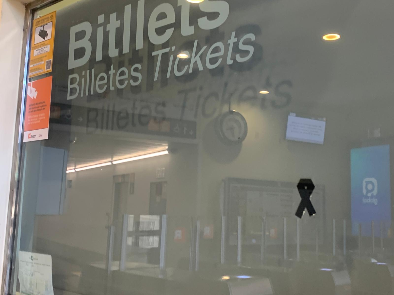 Mostra de condolència a l'estació central de Cerdanyola, en record de les víctimes mortals dels dos accidents ferroviaris. FOTO: Judit Josa