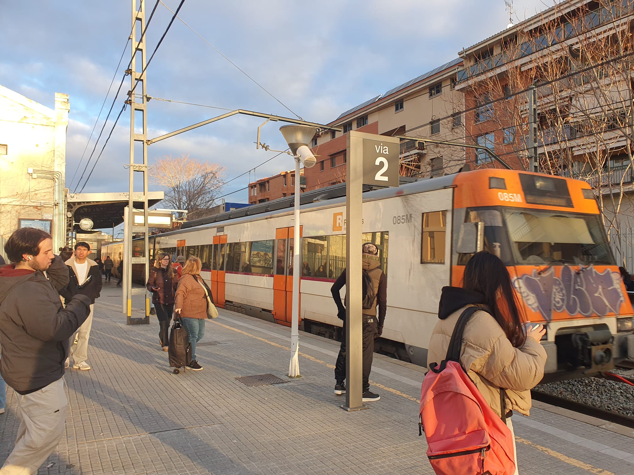 Un tren arribant aquest divendres al matí, 23 de gener, a l'estació central de Cerdanyola després de més de 48 hores sense circulació. FOTO: Judit Josa 