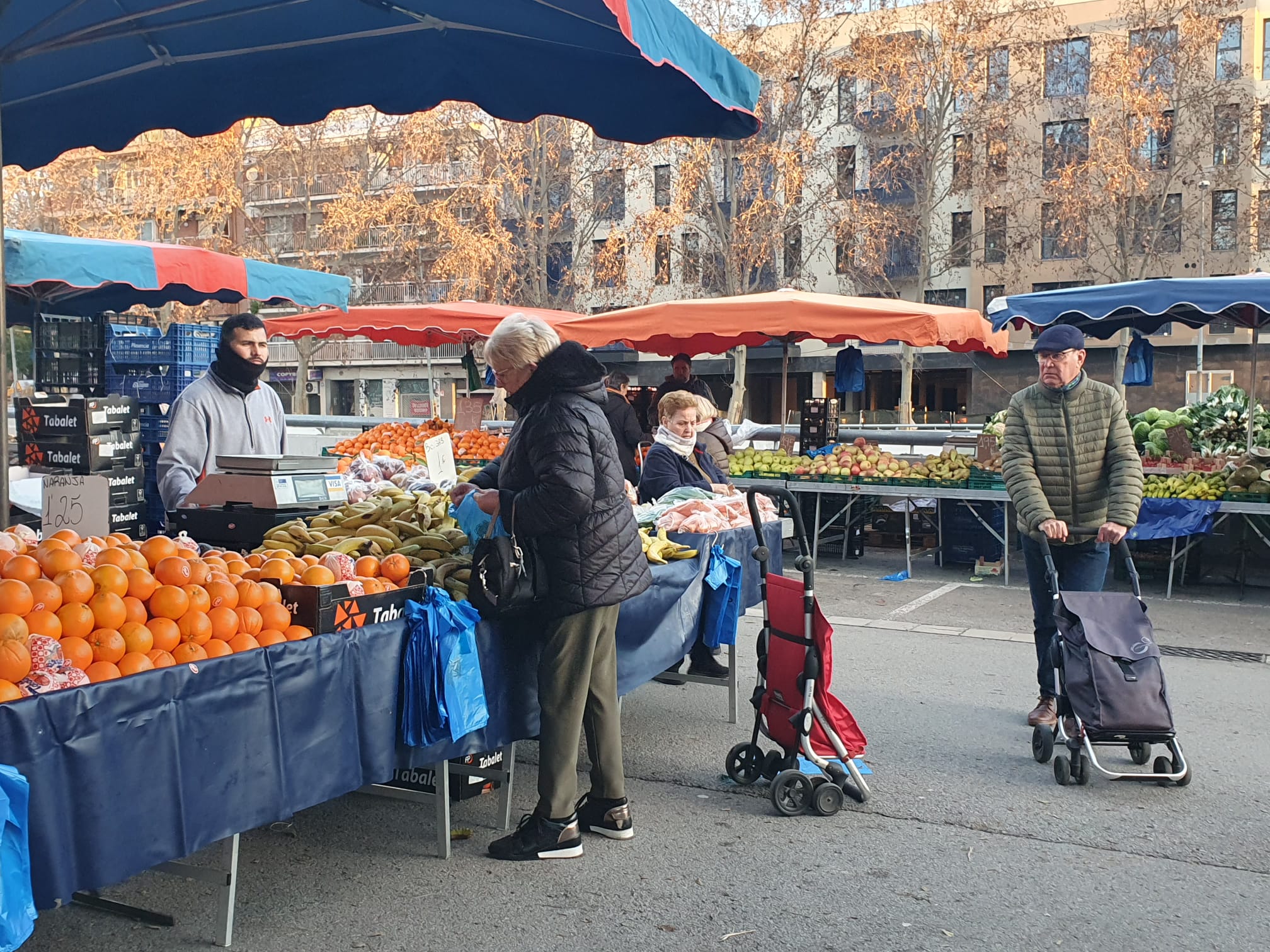 Veïns comprant al mercat de Les Fontetes, aquest divendres 23 de gener, de bon matí. FOTO: Judit Josa