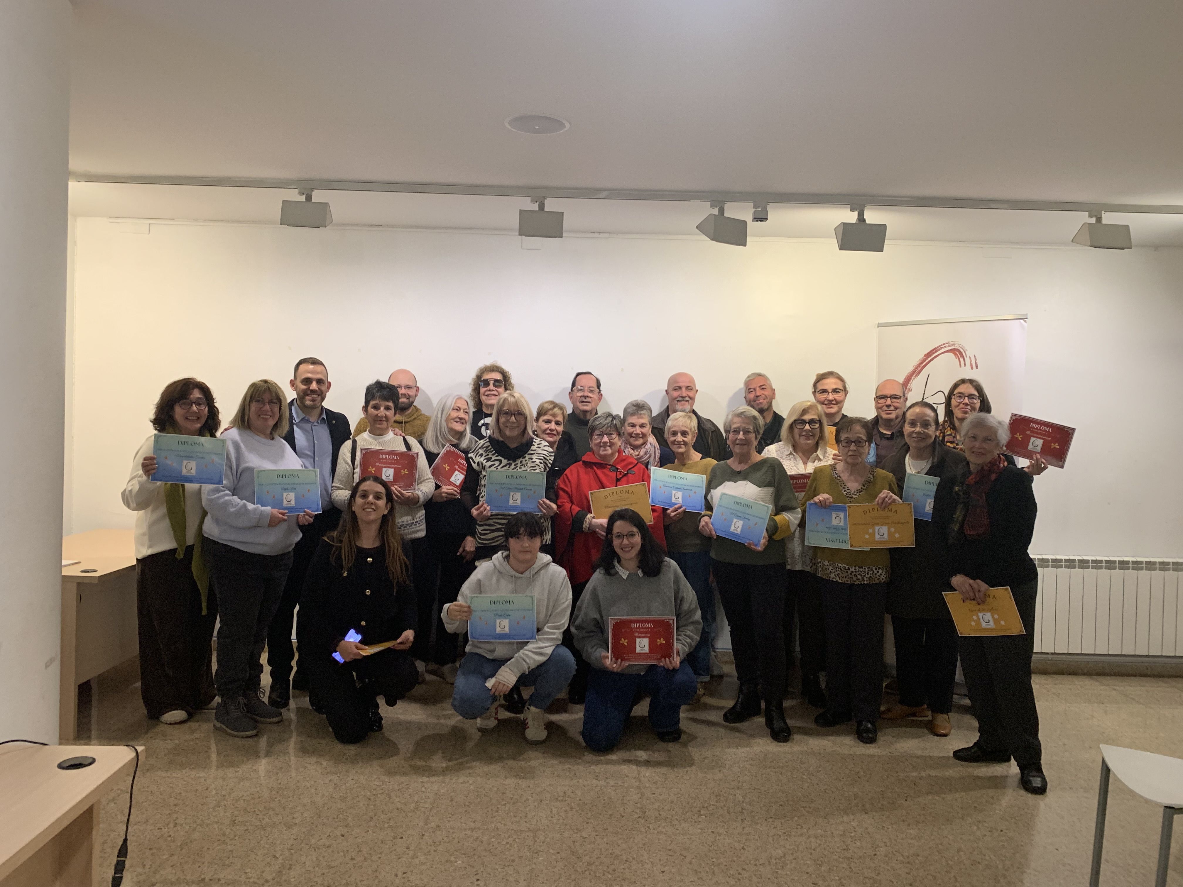 Fotografia de família dels premiats en la segona edició de la Ruta del Pessebre, el concurs d'Instagram 'Ensenya'ns el teu pessebre' i els expositors de naixements a l'Ateneu. FOTO: Judit Josa
