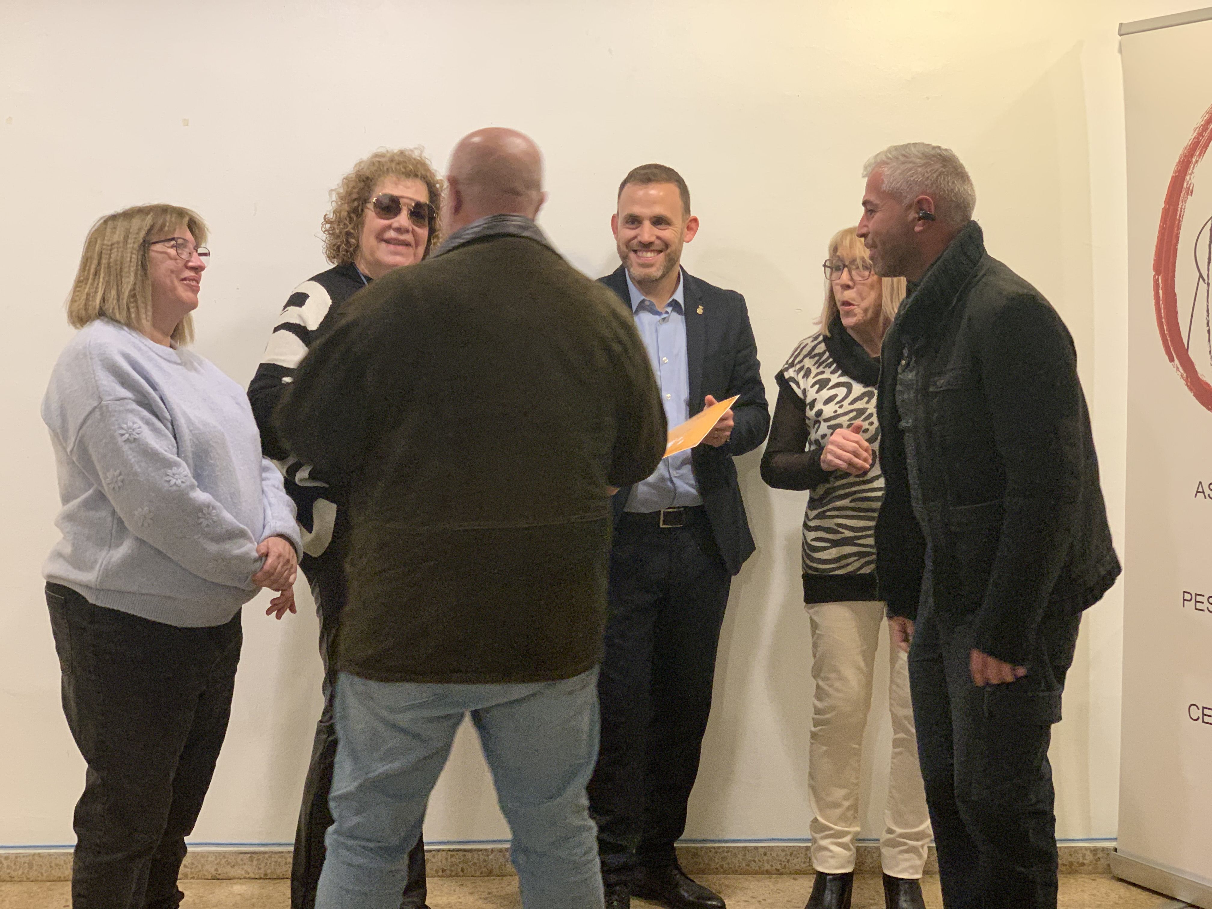 Aluminios Cordellas, que va competir amb un pessebre fet amb restes de les obres, recull el tercer premi. FOTO: Judit Josa