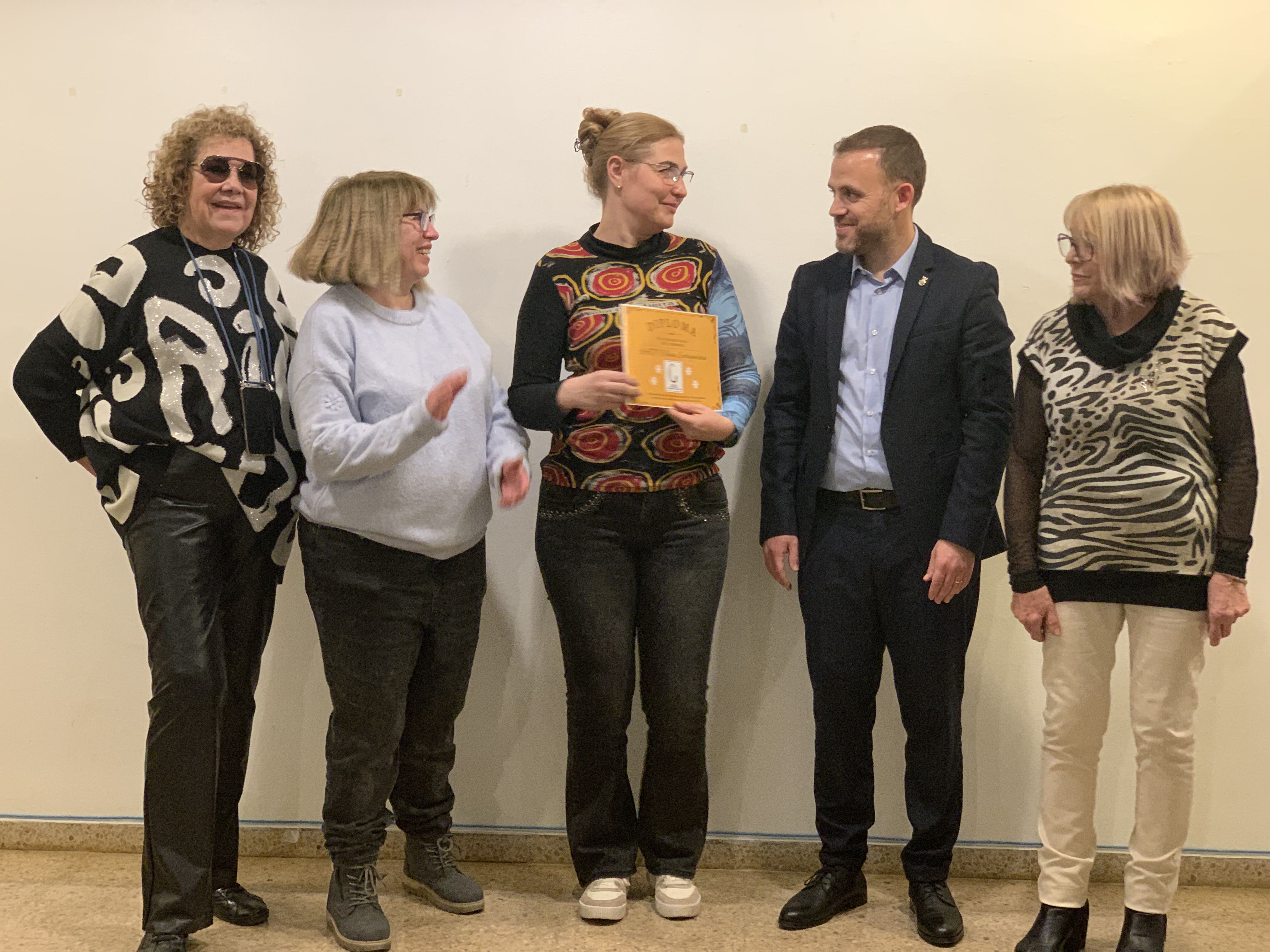 Lliurament de diplomes de reconeixement a entitats, comerços i equipaments municipals per la seva participació a la segona Ruta del Pessebre. FOTO: Judit Josa