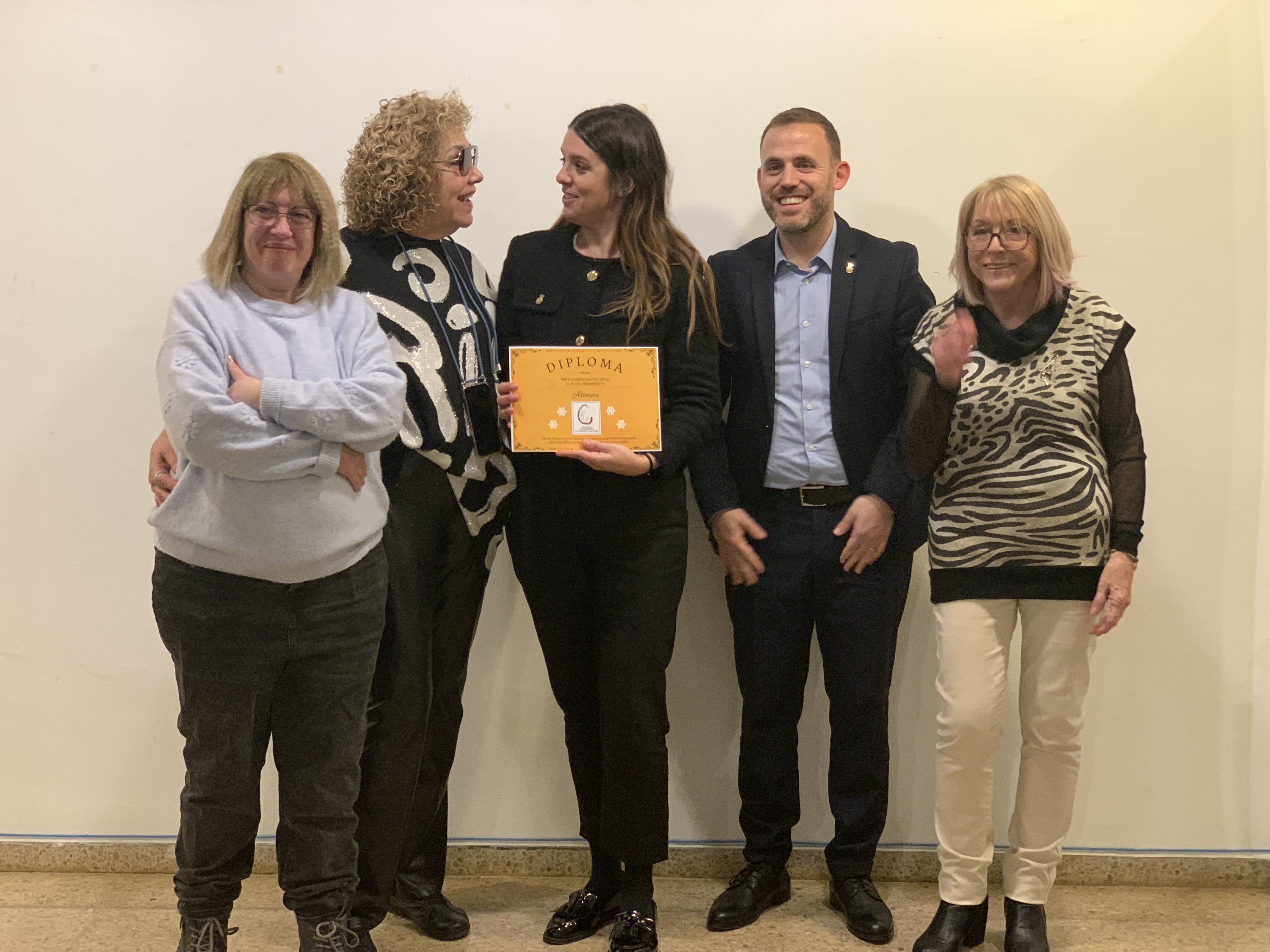 Lliurament de diplomes de reconeixement a entitats, comerços i equipaments municipals per la seva participació a la segona Ruta del Pessebre. FOTO: Judit Josa