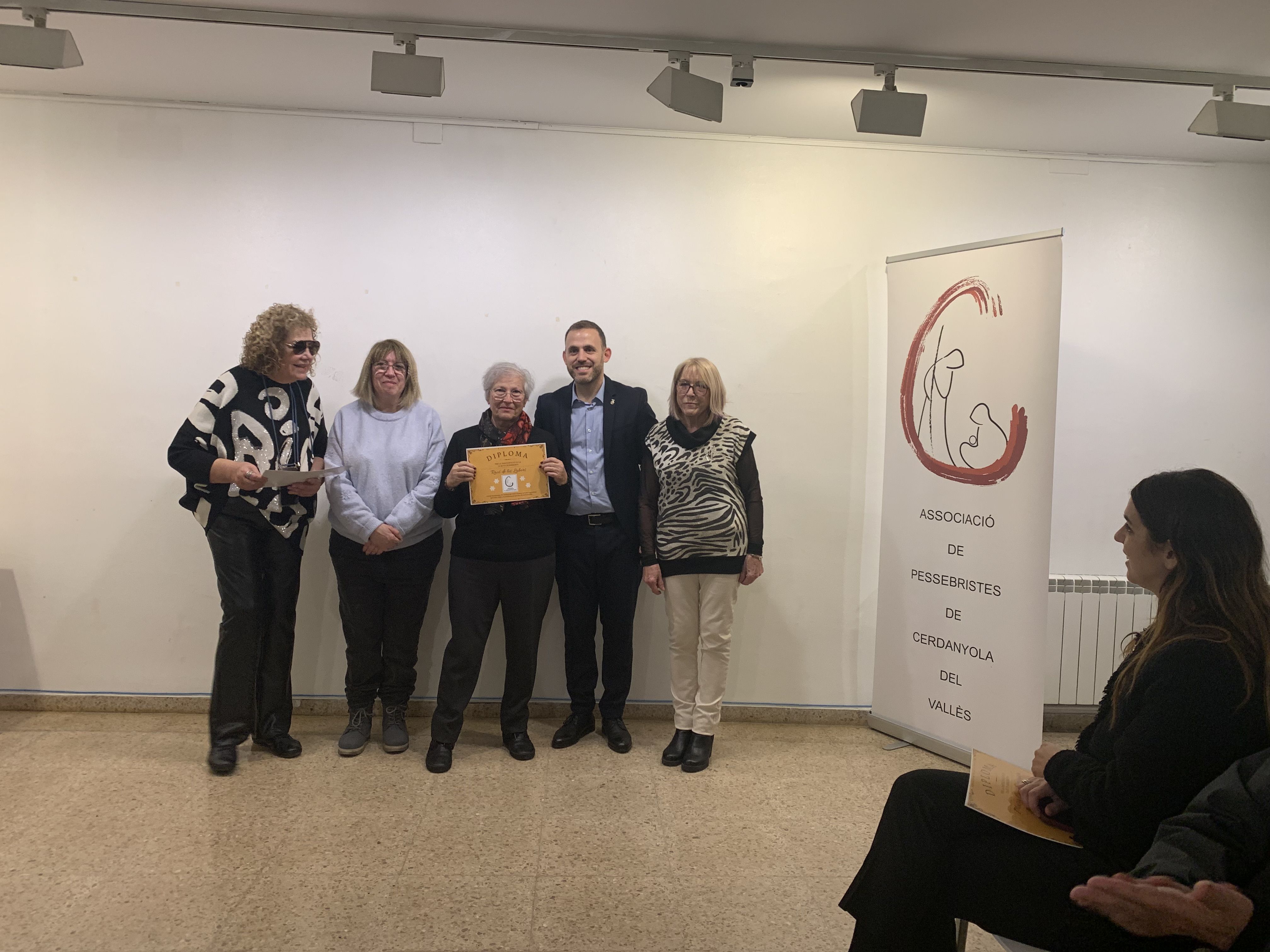 Lliurament de diplomes de reconeixement a entitats, comerços i equipaments municipals per la seva participació a la segona Ruta del Pessebre. FOTO: Judit Josa