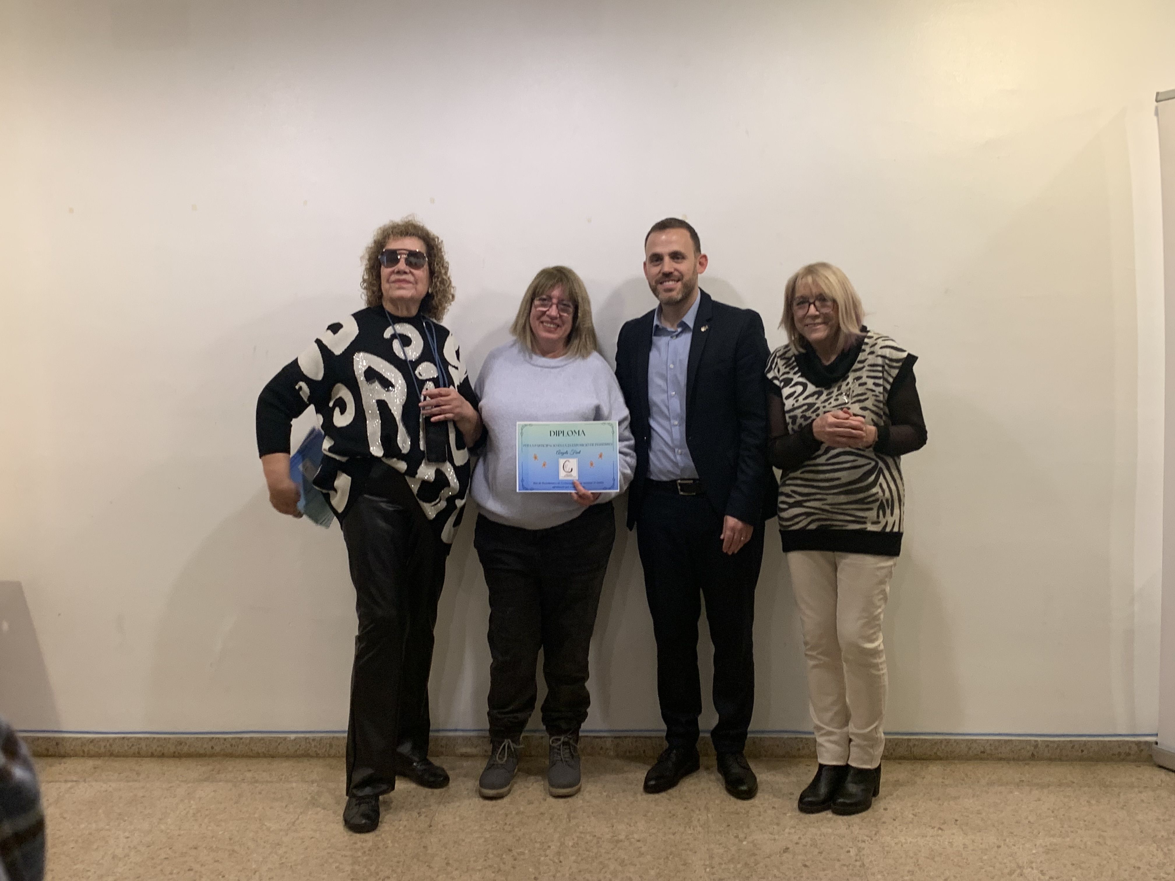 Les creadores i creadors dels pessebres exposats a l’Ateneu reben els diplomes de reconeixement durant l’acte de cloenda.