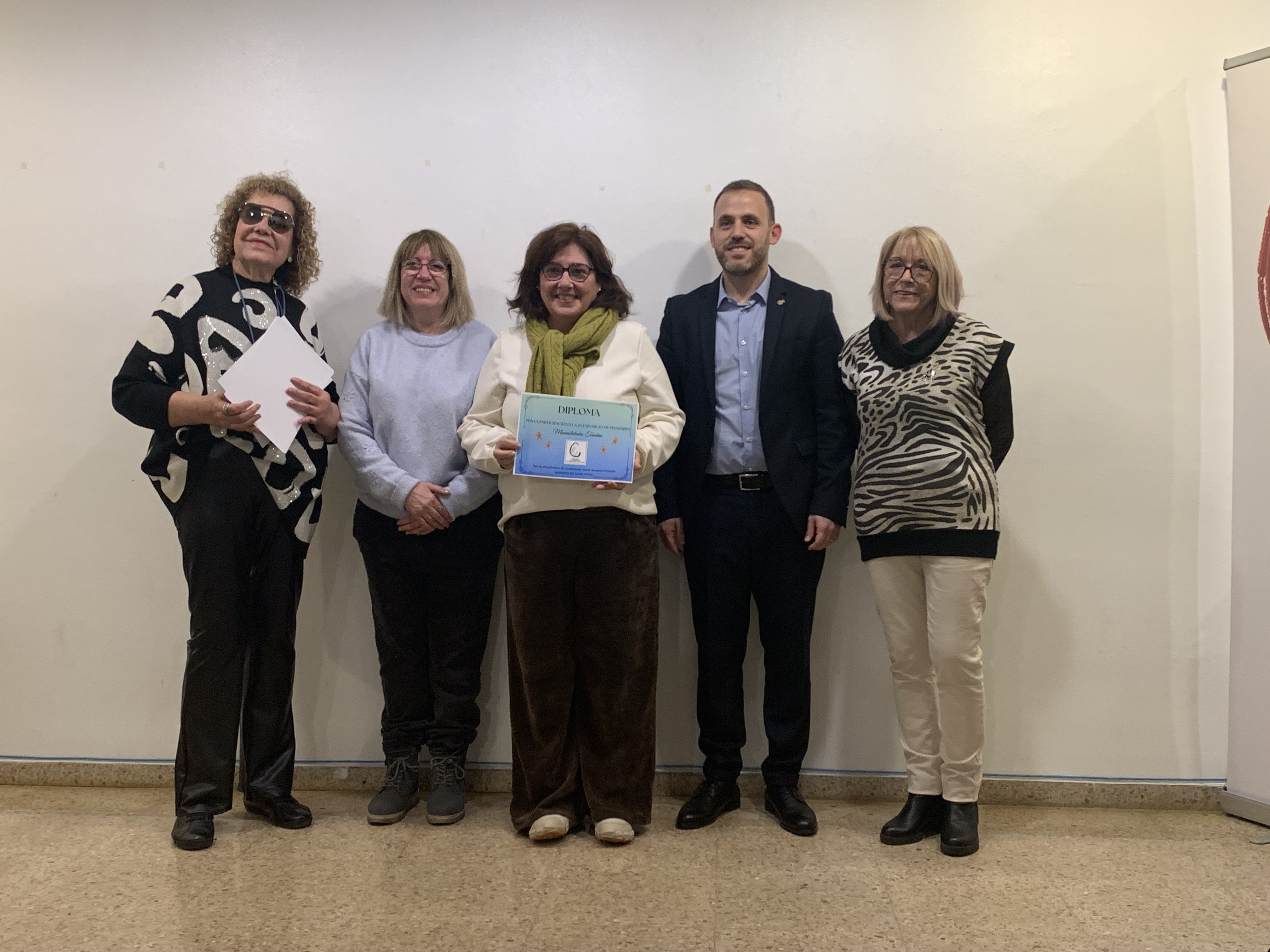 Les creadores i creadors dels pessebres exposats a l’Ateneu reben els diplomes de reconeixement durant l’acte de cloenda.