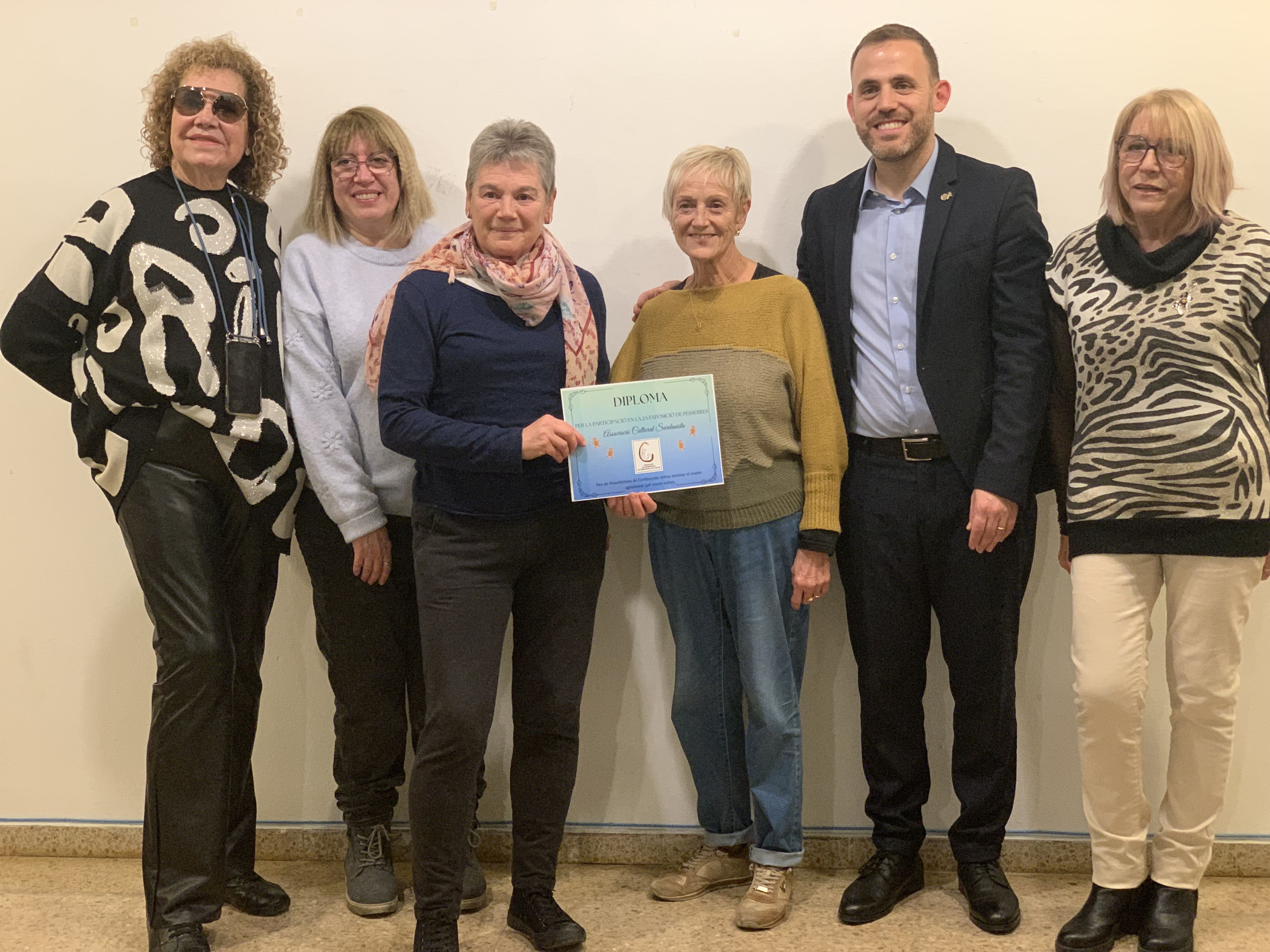Les creadores i creadors dels pessebres exposats a l’Ateneu reben els diplomes de reconeixement durant l’acte de cloenda.