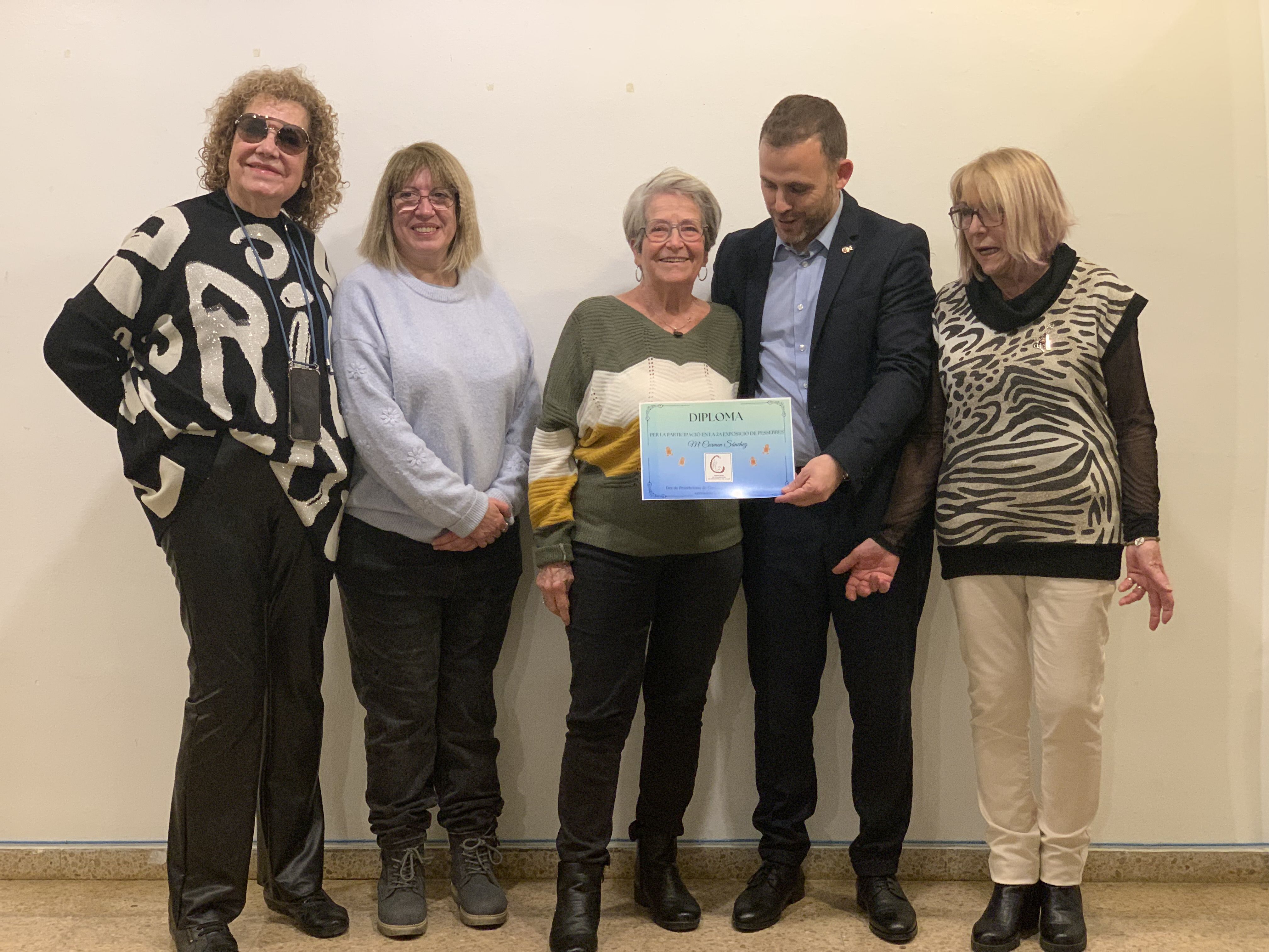 Les creadores i creadors dels pessebres exposats a l’Ateneu reben els diplomes de reconeixement durant l’acte de cloenda.