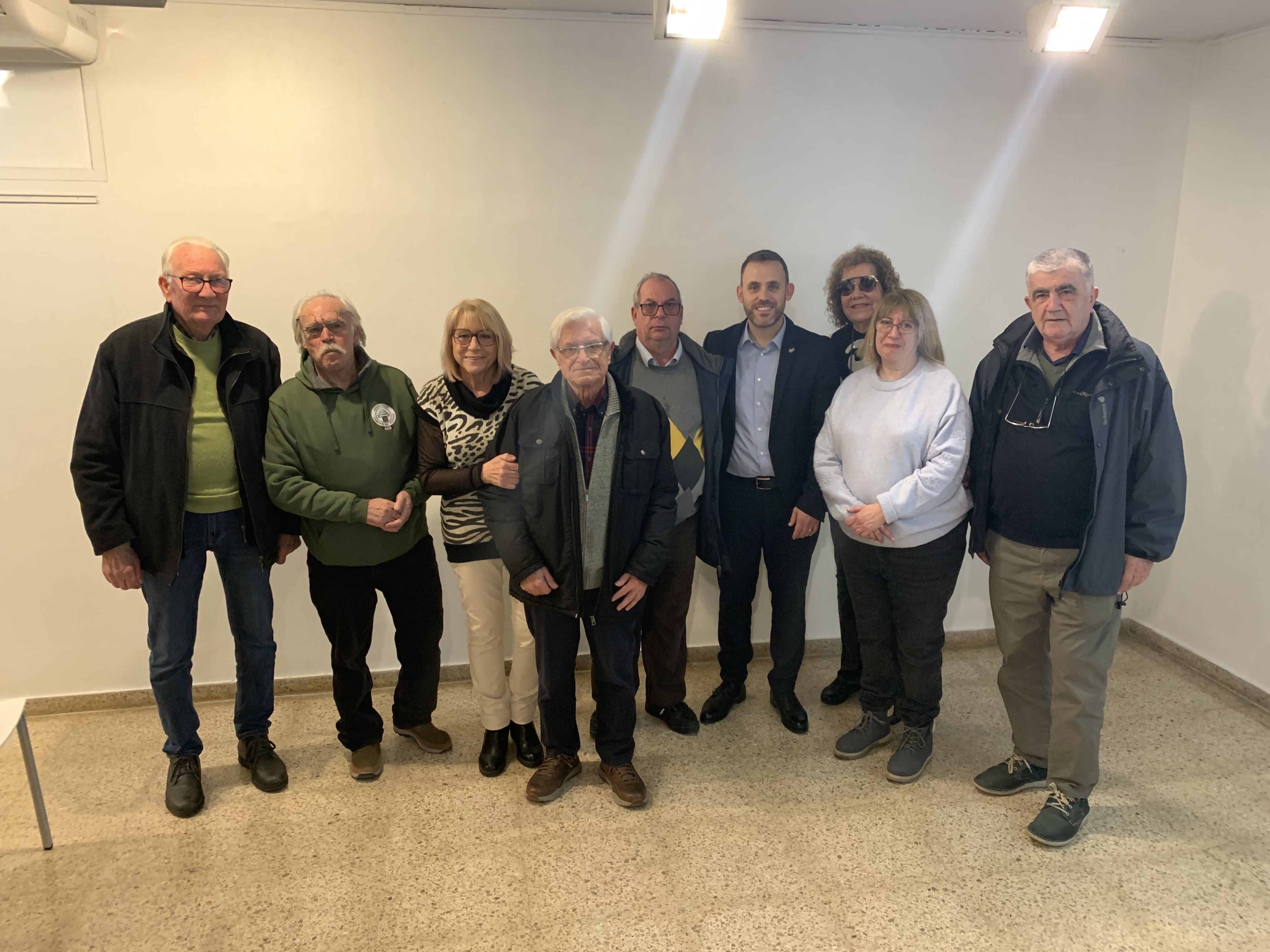 L'Associació de pessebristes, l'alcalde Carlos Cordón junt amb l'associació del ferrocaril de Montcada i el col·lectiu de maquetistes de Cerdanyola i Ripollet, col·laboradors del pessebre municipal. FOTO: Judit Josa