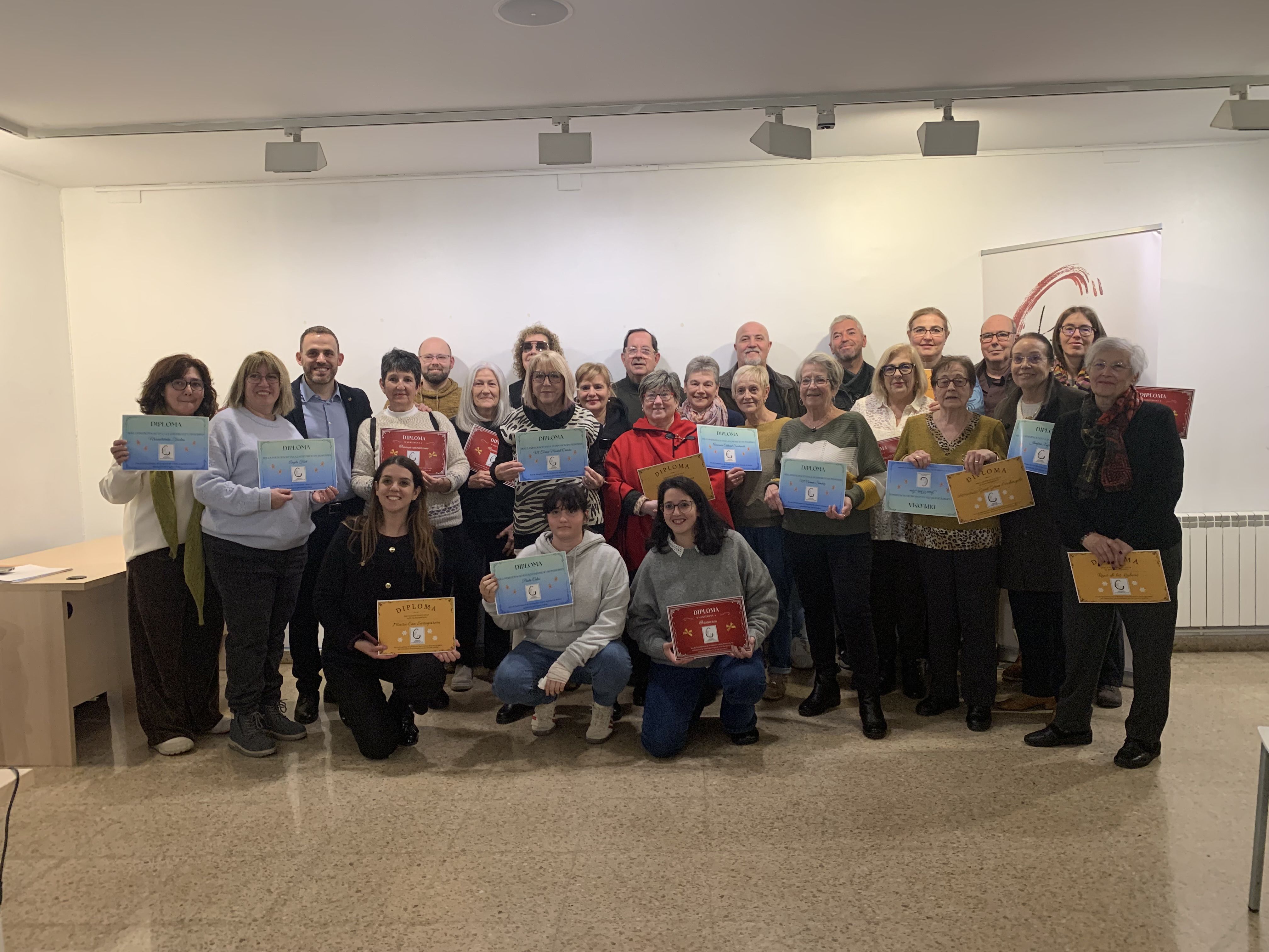 Creadors, artesans, comerciants i responsables d'entitats i equipaments municipals premiats en els concursos de l'Associació Pessebrista de Cerdanyola. FOTO: Judit Josa