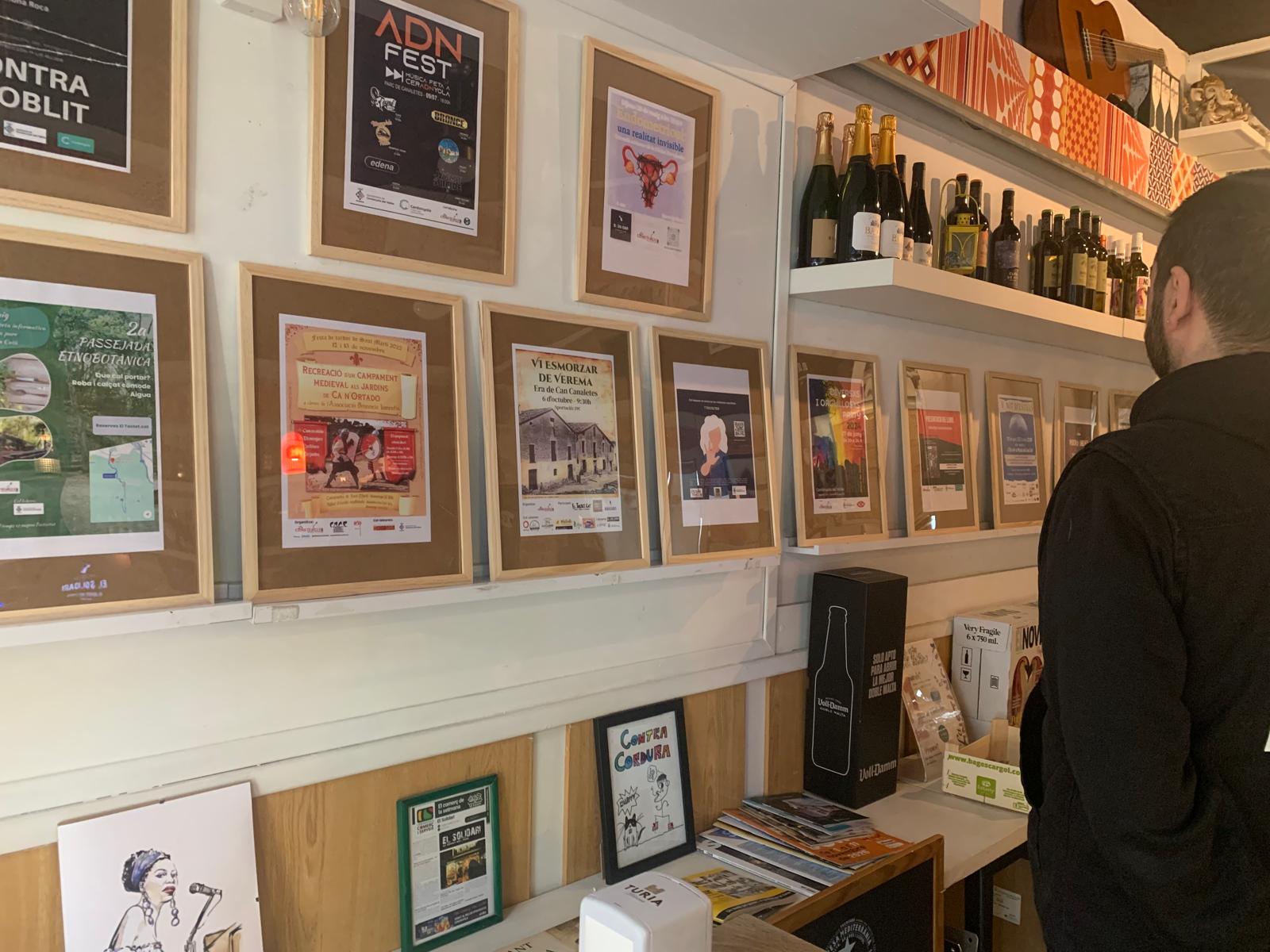 L'exposició de cartells de La Constància, Factoria Cultural es pot visitar al bar El Solidari fins al 21 de febrer. FOTO: Judit Josa