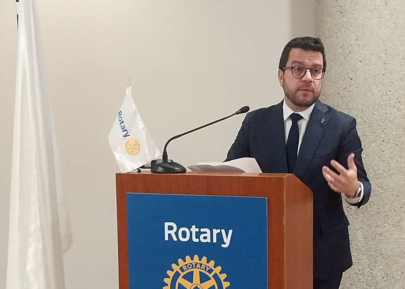 Pere Aragonès durant la conferència del Rotary Cerdanyola celebrada aquest dimarts, 27 de gener, a l'hotel Exe Campus de l'Autònoma. FOTO: Joan S.