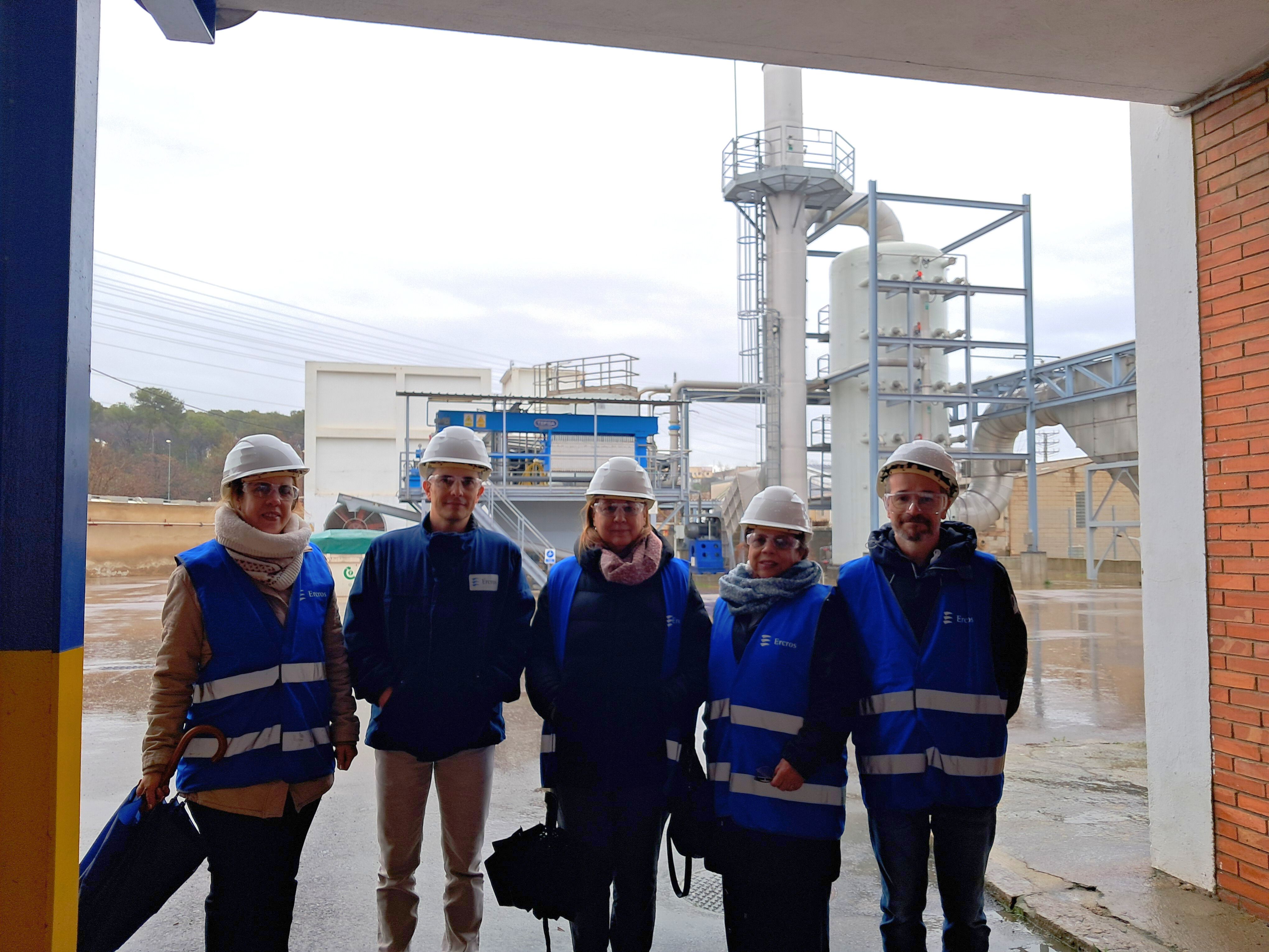 Visita de la delegació de la Fundació d’Innovació i Desenvolupament de la Universitat de l'Havana (Cuba) a la planta química d’Ercros, el dilluns 26 de gener. FOTO: Ercros