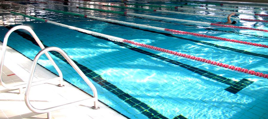 Instal·lacions de la piscina del SAF al campus de l'Autònoma, a Cerdanyola. FOTO: UAB