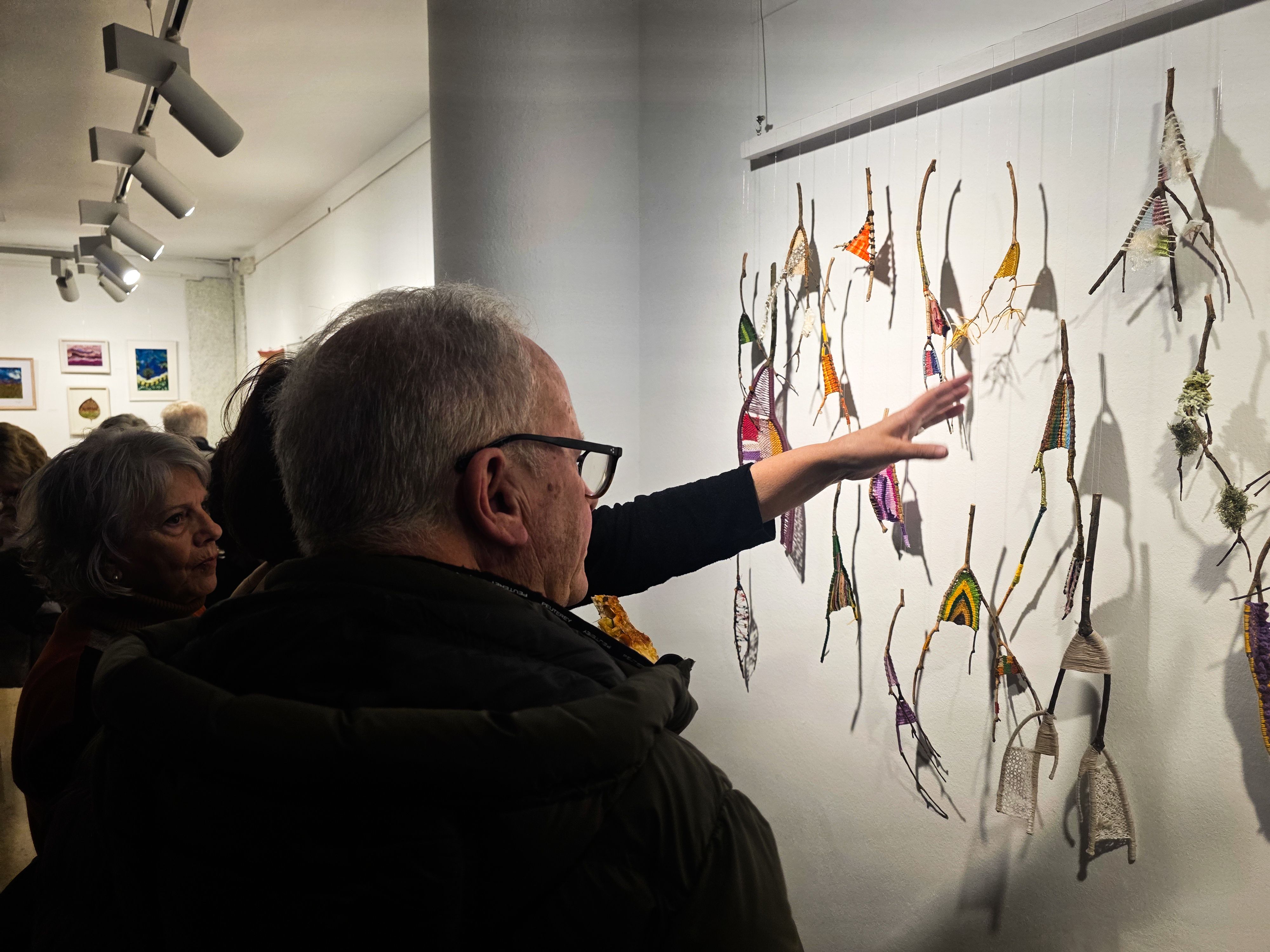 L'Associació d'Artistes Plàstics inaugura les tapisseres. Foto: Marc Mata