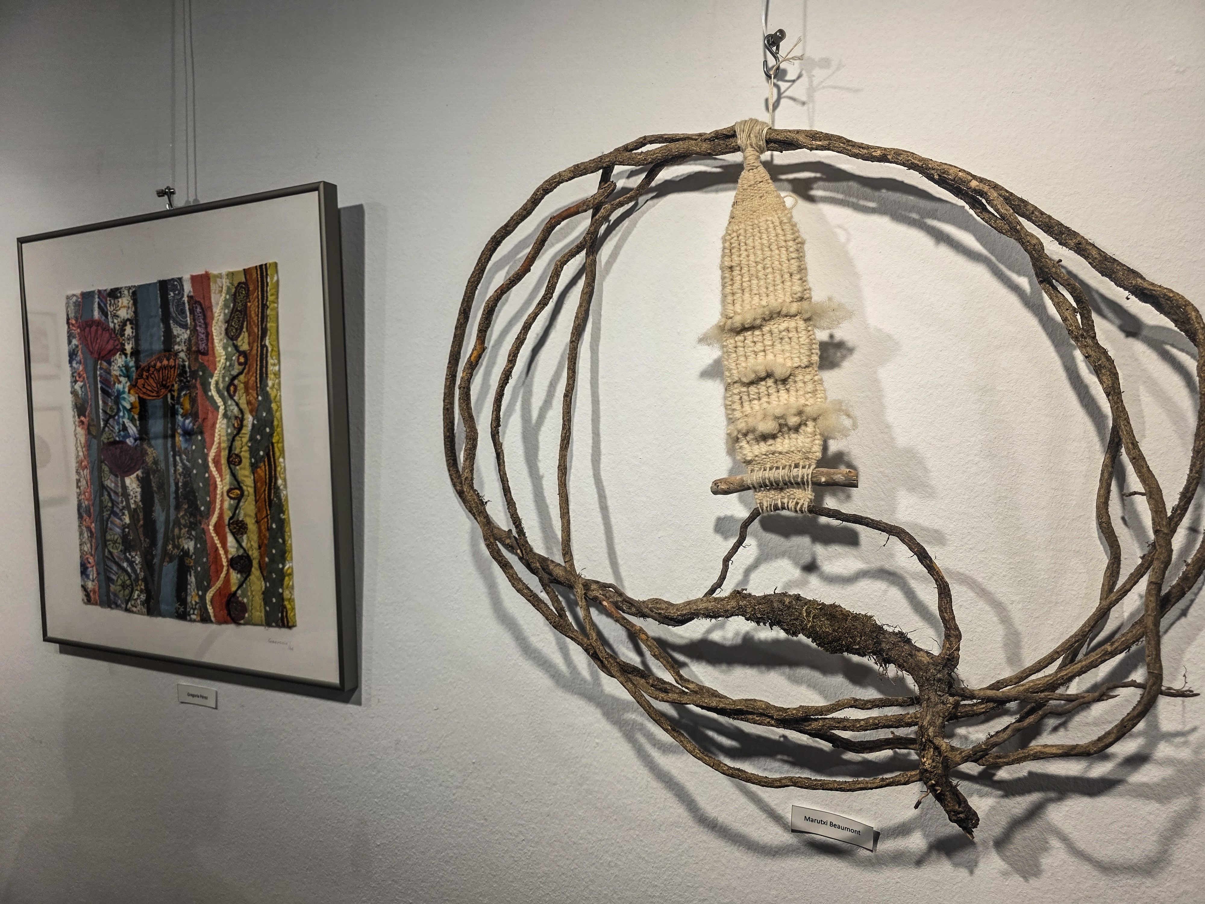 L'Associació d'Artistes Plàstics inaugura les tapisseres. Foto: Marc Mata