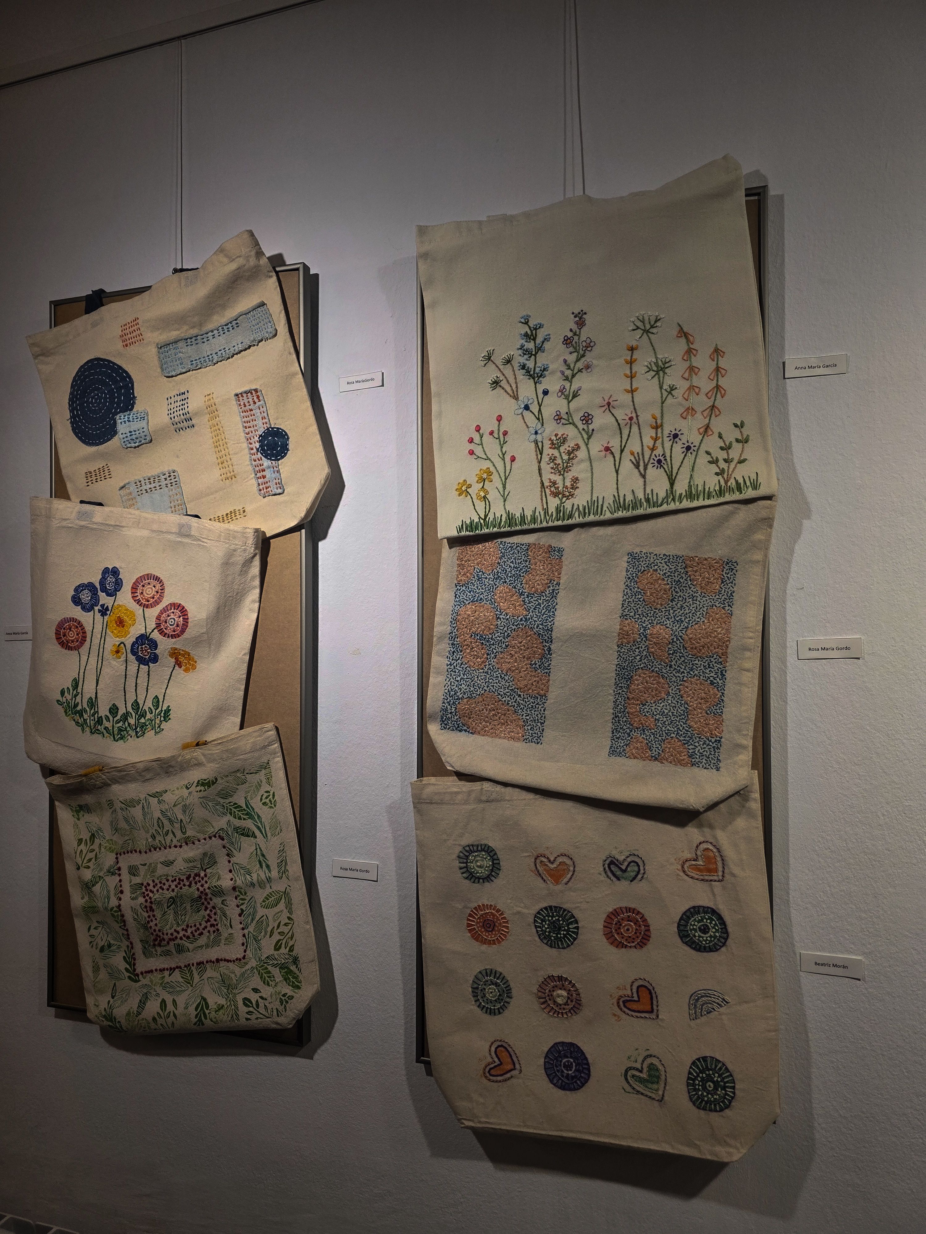 L'Associació d'Artistes Plàstics inaugura les tapisseres. Foto: Marc Mata