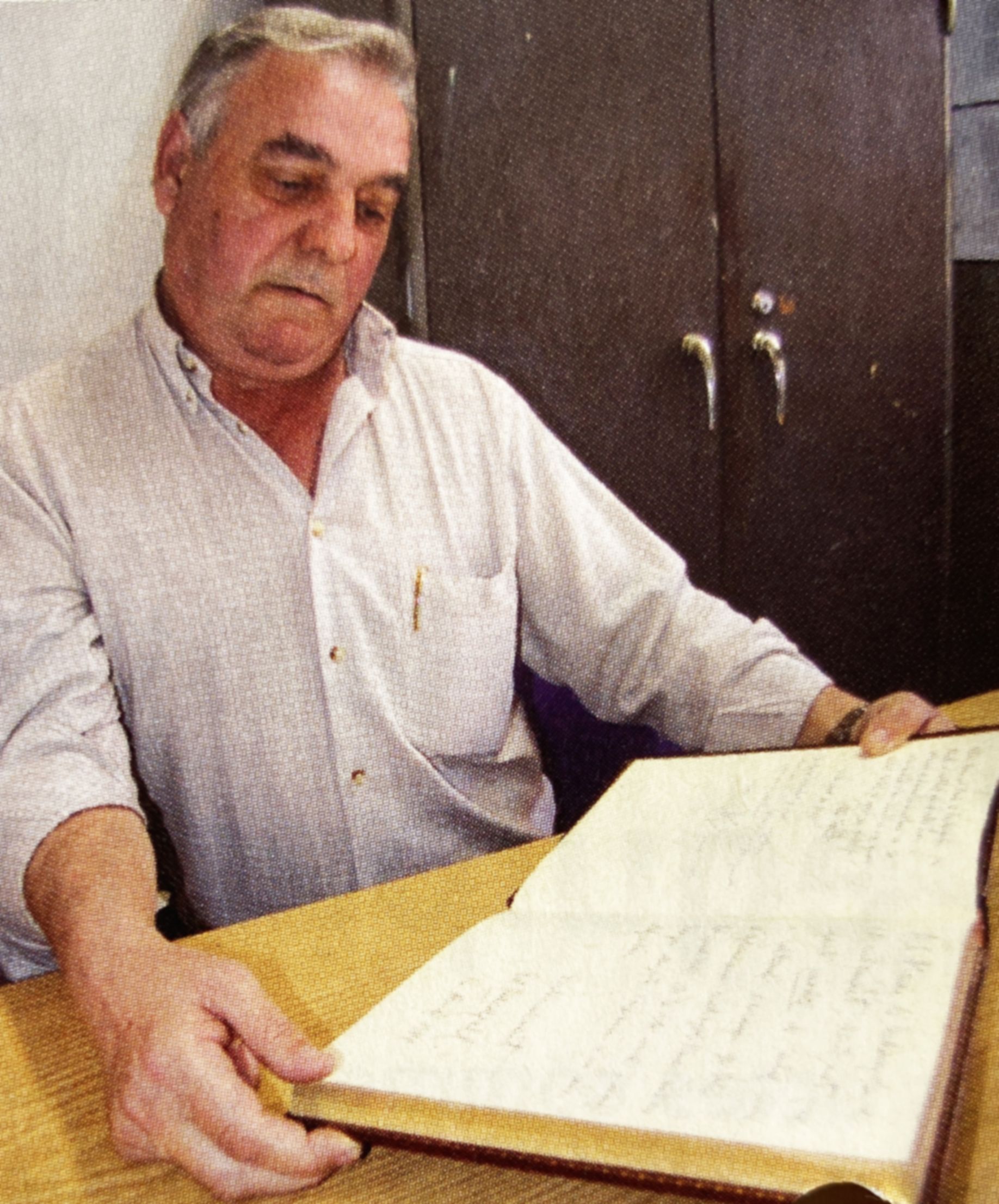 Carlos Aranda, un dels organitzadors dels actes del 25è aniversari, mostra el “llibre de signatures” dels visitants il·lustres que han passat per l’Ateneu al llarg dels anys. FOTO: Cerdanyola al dia 
