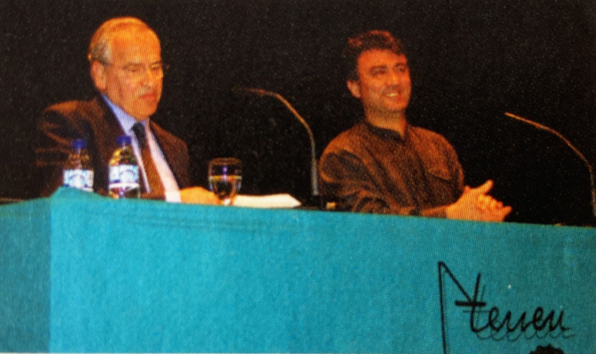 Alfonso Guerra durant la xerrada sobre poesia que va oferir al teatre de l’Ateneu com a part del programa commemoratiu del 25è aniversari, acompanyat per Jordi Jorba. FOTO: Cerdanyola al dia 