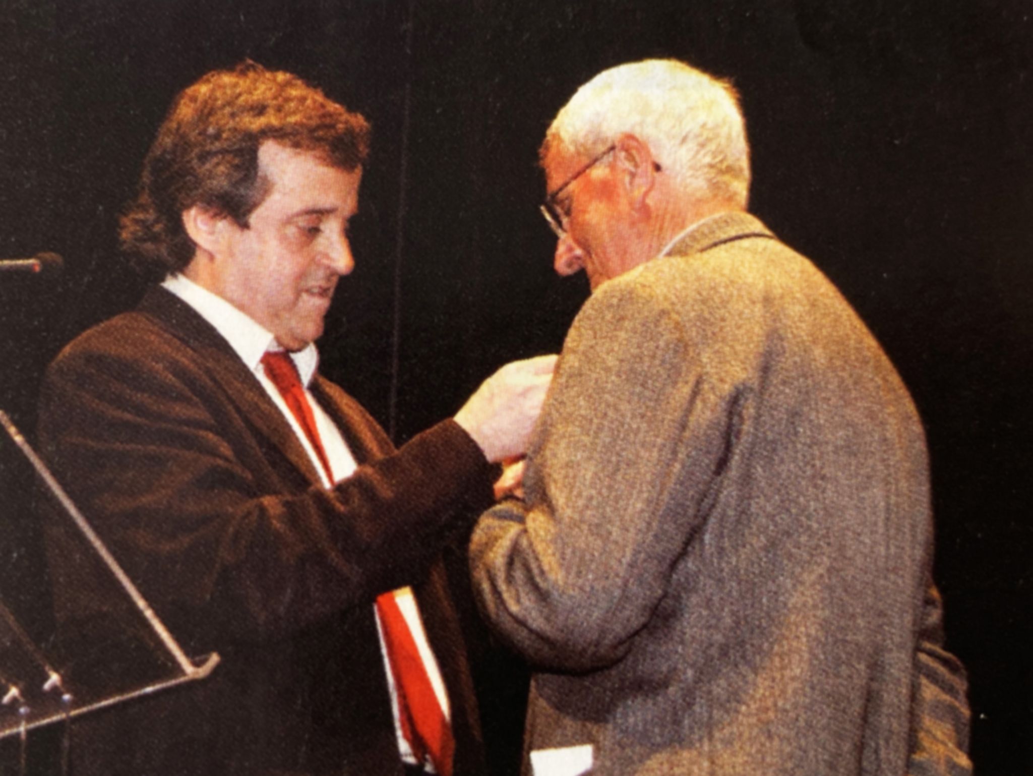 Toni Morral, alcalde l’any de l’aniversari, imposa la insígnia d’or de Cerdanyola a Celestino Sánchez, alcalde que va inaugurar l’Ateneu, durant els actes dels 25 anys de l’Ateneu de Cerdanyola. FOTO: Cerdanyola al dia 