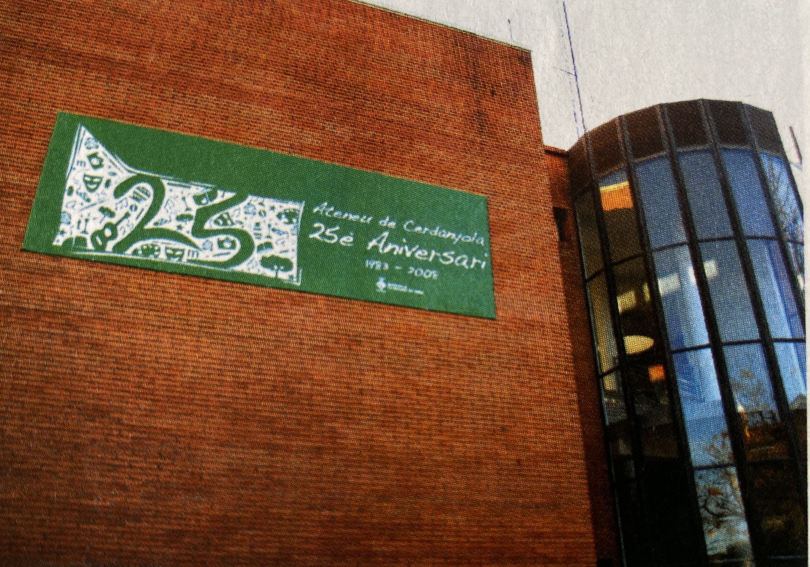 Pancarta commemorativa a l'edicifi de l’Ateneu, inaugurat l'any 1983, durant els actes dels 25 anys de l’Ateneu de Cerdanyola. FOTO: Tot Cerdanyola al dia