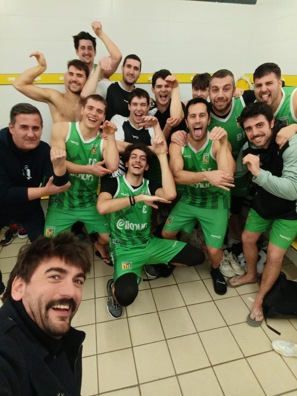 Eufòria al vestidor del Guiera els jugadors del CB Cerdanyola celebren una victòria de caràcter després d’una remuntada espectacular. FOTO: CB Cerdanyola