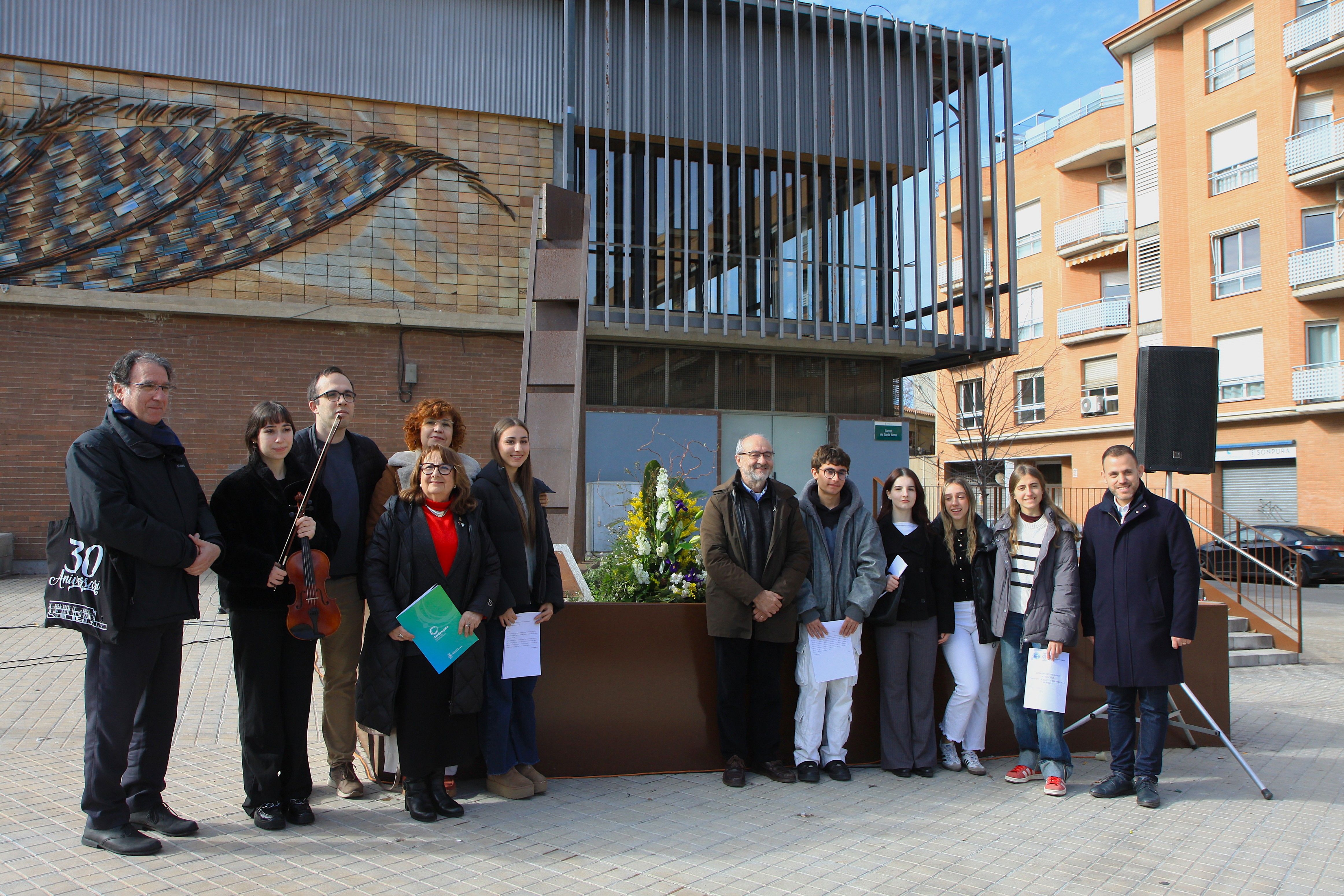 Els participants de l'acte al costat de l'escultura 'Punt de partida' en honor a les víctimes del nazisme. Foto: Laia Jubany