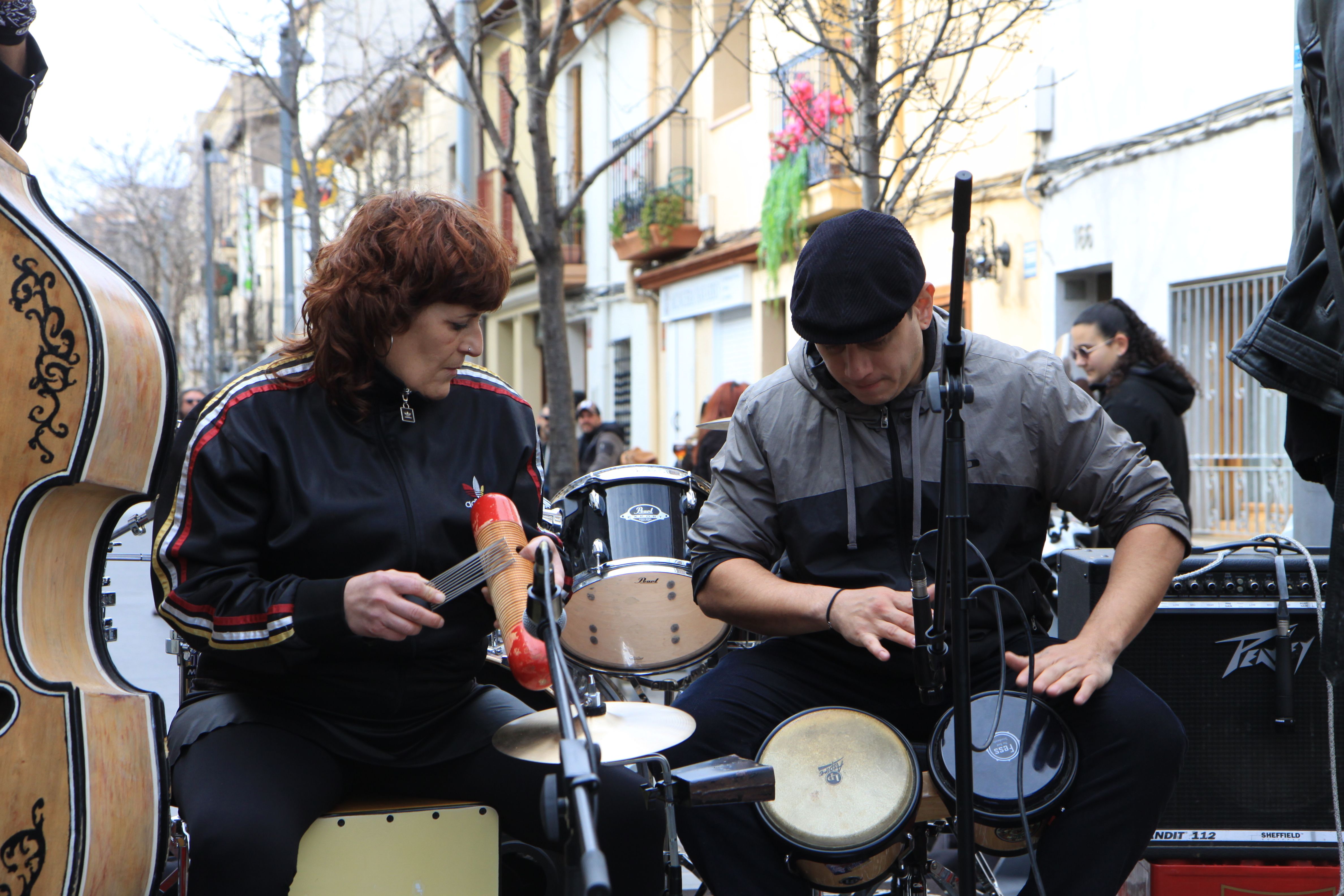 El grup ha omplert el carrer Sant Ramon al ritme de la millor cumbia. Foto: Laia Jubany