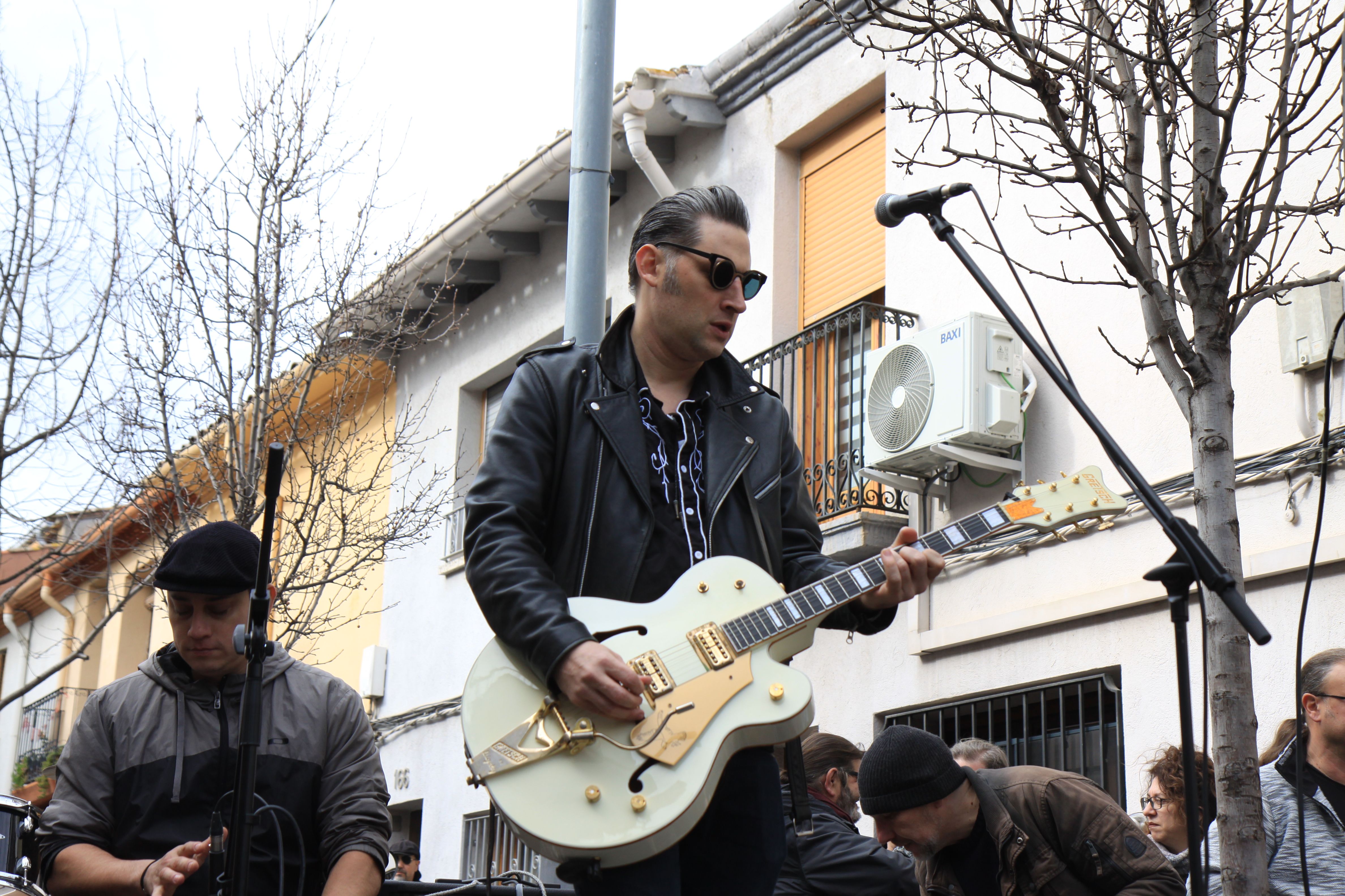 El grup ha omplert el carrer Sant Ramon al ritme de la millor cumbia. Foto: Laia Jubany