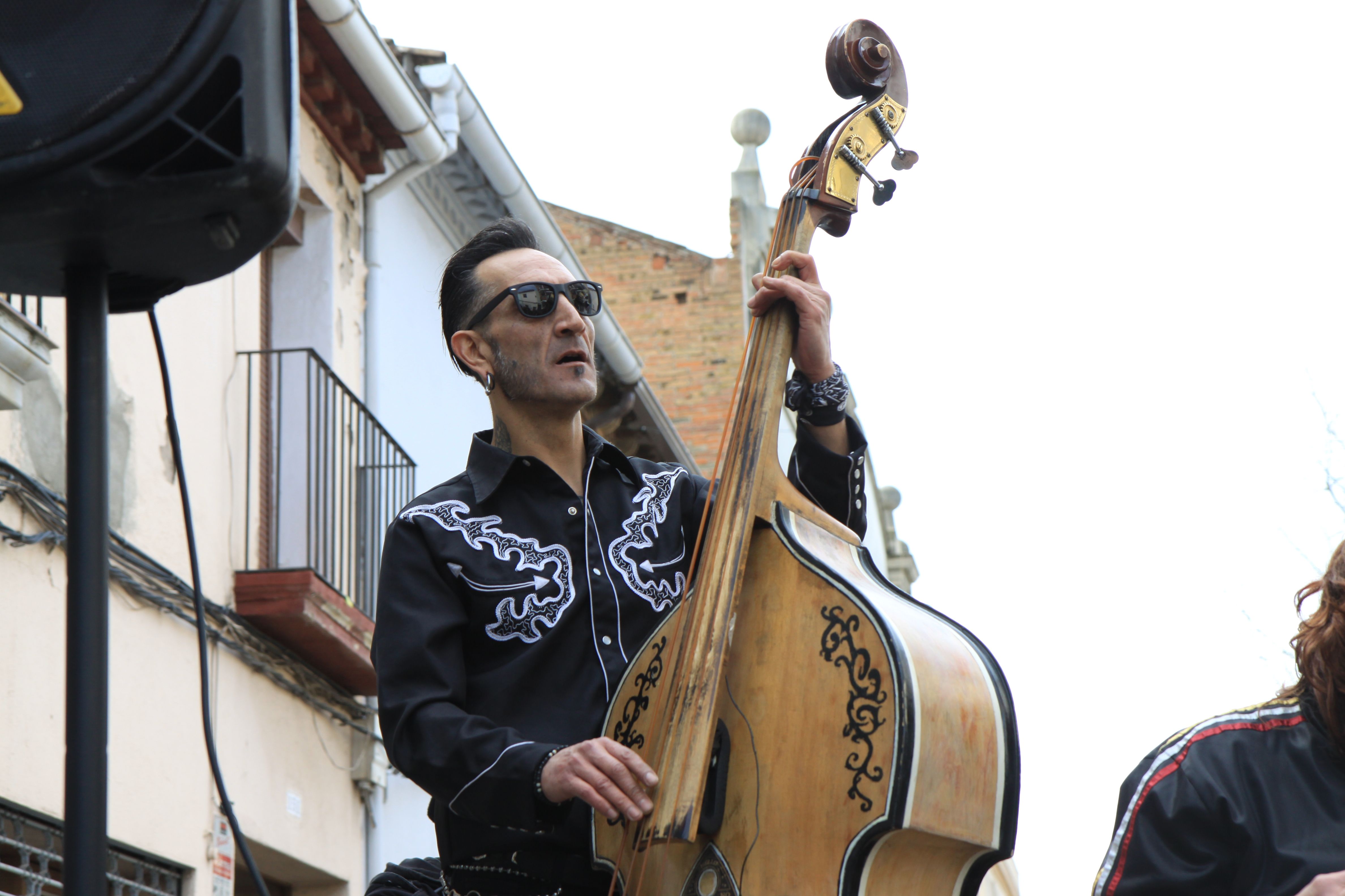 El grup ha omplert el carrer Sant Ramon al ritme de la millor cumbia. Foto: Laia Jubany