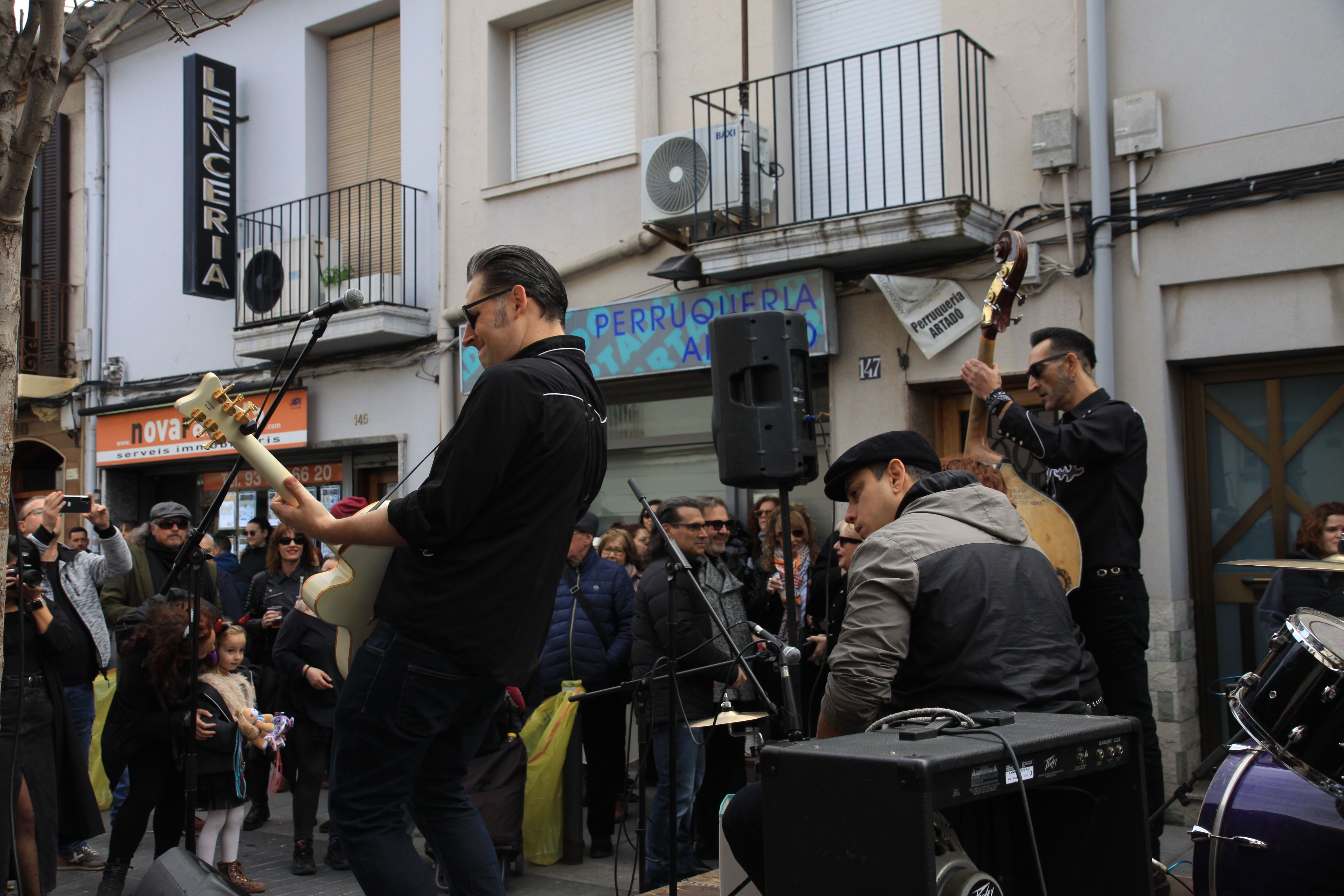 Centenars de persones han omplert el carrer Sant Ramon. Foto: Laia Jubany