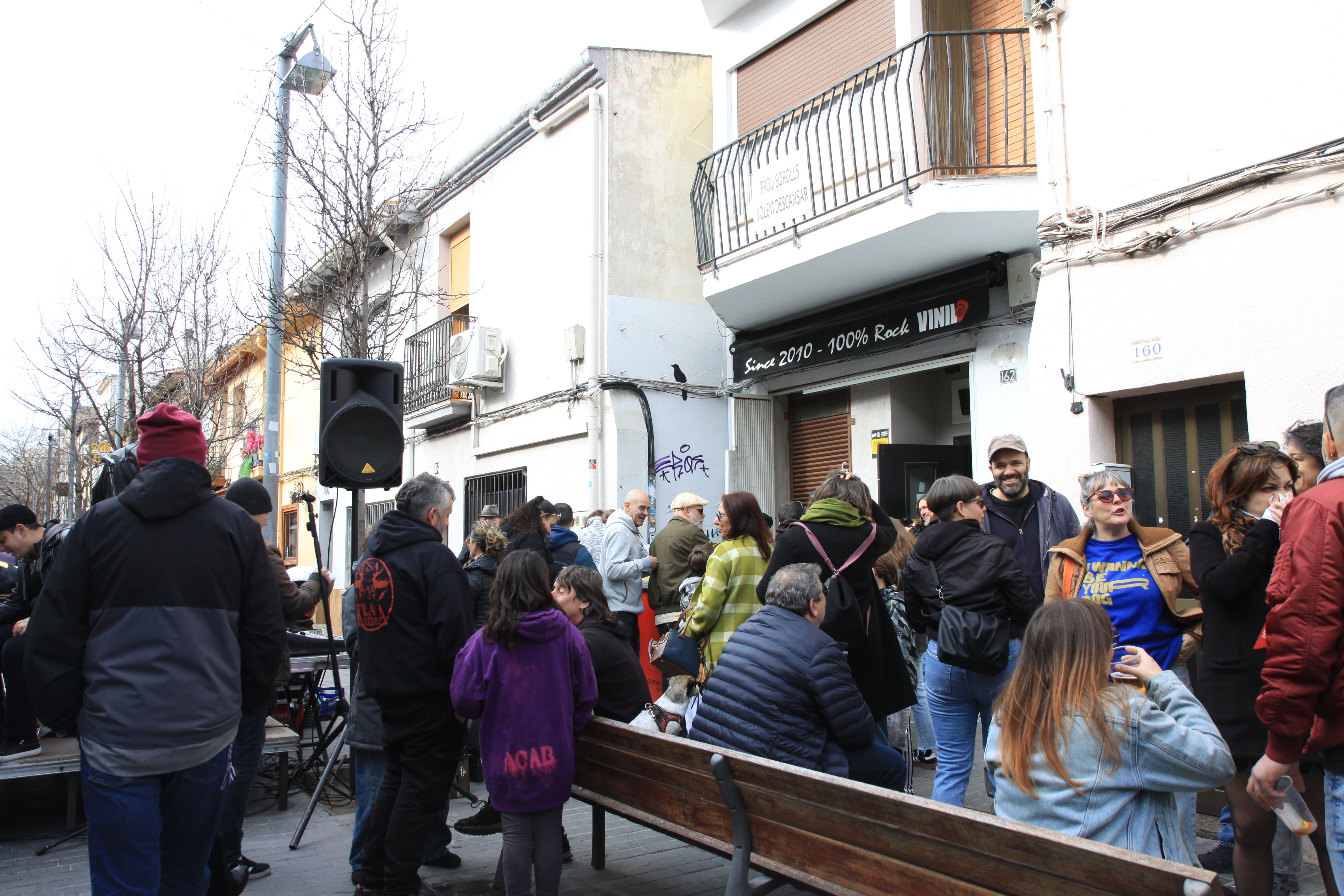 Centenars de persones han omplert el carrer Sant Ramon. Foto: Laia Jubany