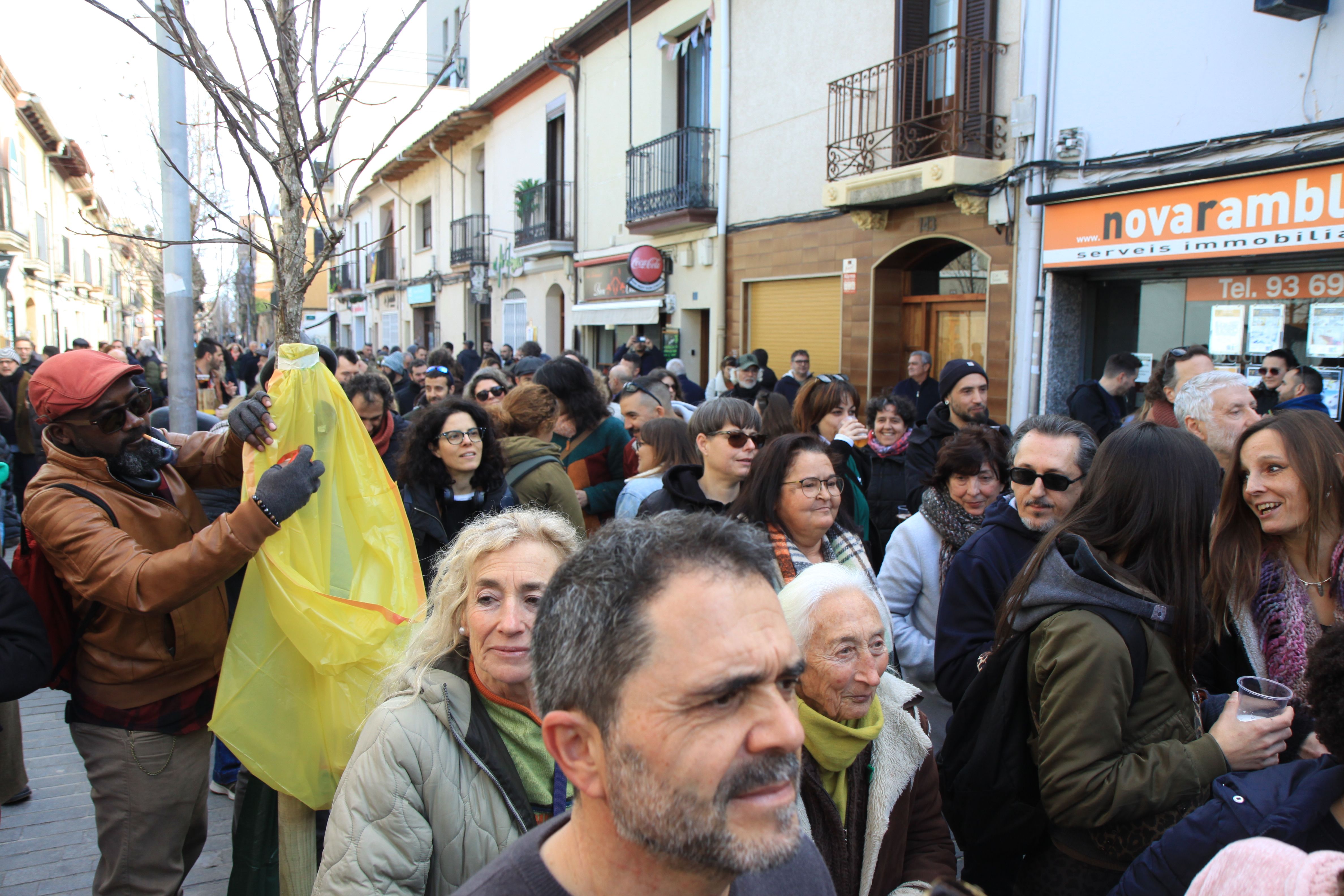 Centenars de persones han omplert el carrer Sant Ramon. Foto: Laia Jubany