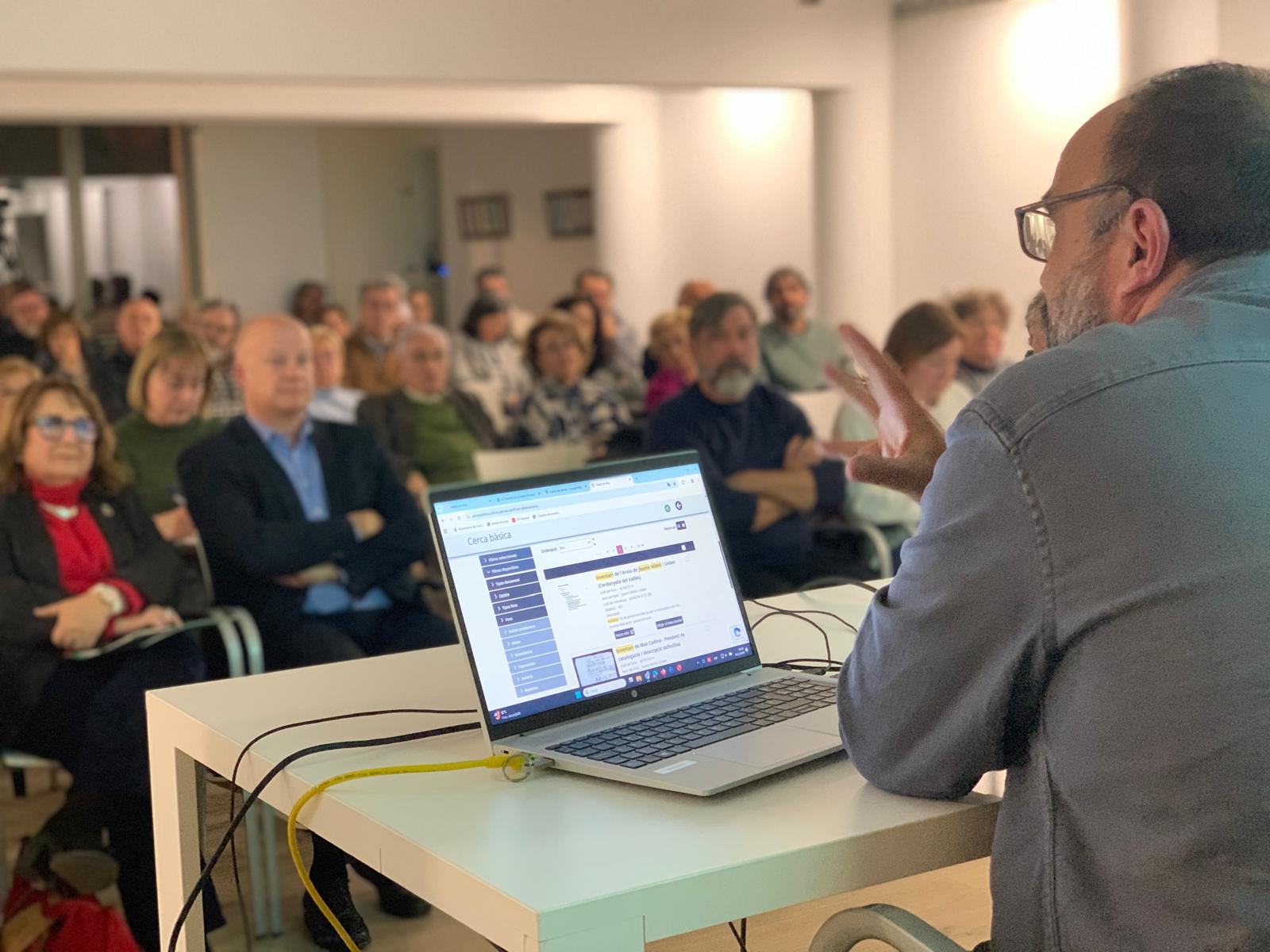 Exposició del GREC durant la Jornada de l'Arxiu Mimó, celebrada aquest divendres 31 de gener, a la biblioteca. FOTO: Judit Josa