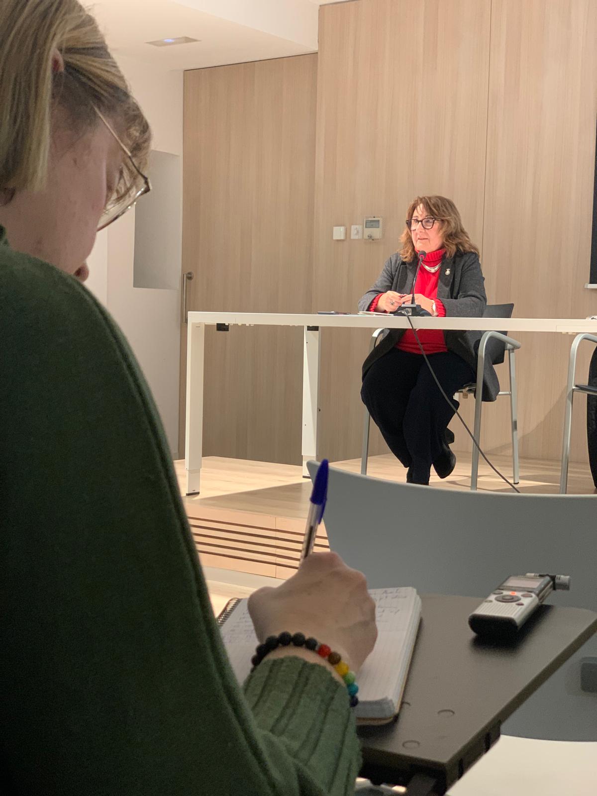 Intervenció de la regidora Pilar Adell en la jornada dedicada a l'arxiu Mimó, divendres 31 de gener, a la biblioteca municipal. FOTO: Judit Josa