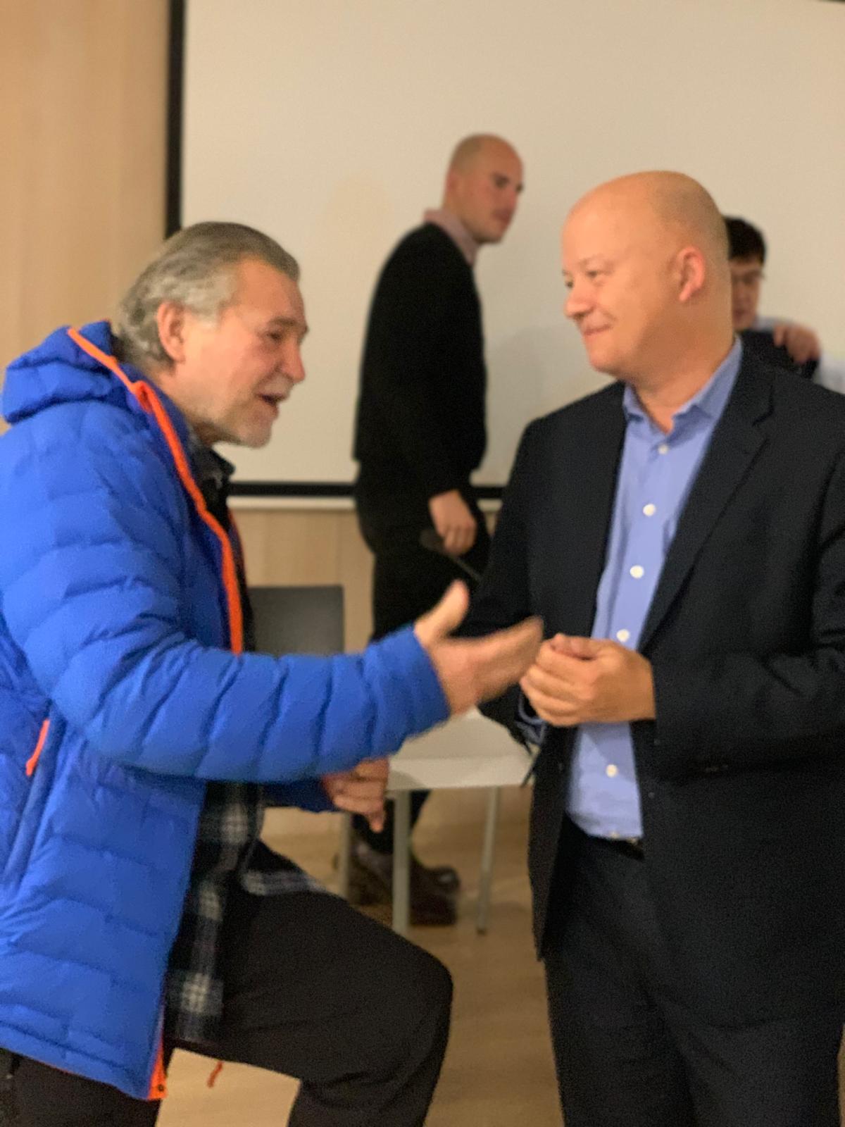 Un dels decendents de Jaume Mimó parlant amb Enric Cobo, Subdirector General d'Arxius i Gestió Documental de la Generalitat. FOTO: Judit Josa