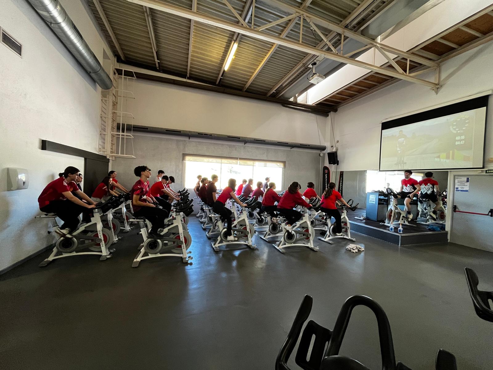 Sessió de cycling conduïda per l’alumnat del CAR de Sant Cugat, amb una alta participació d’estudiants dels instituts Jaume Mimó i Banús.