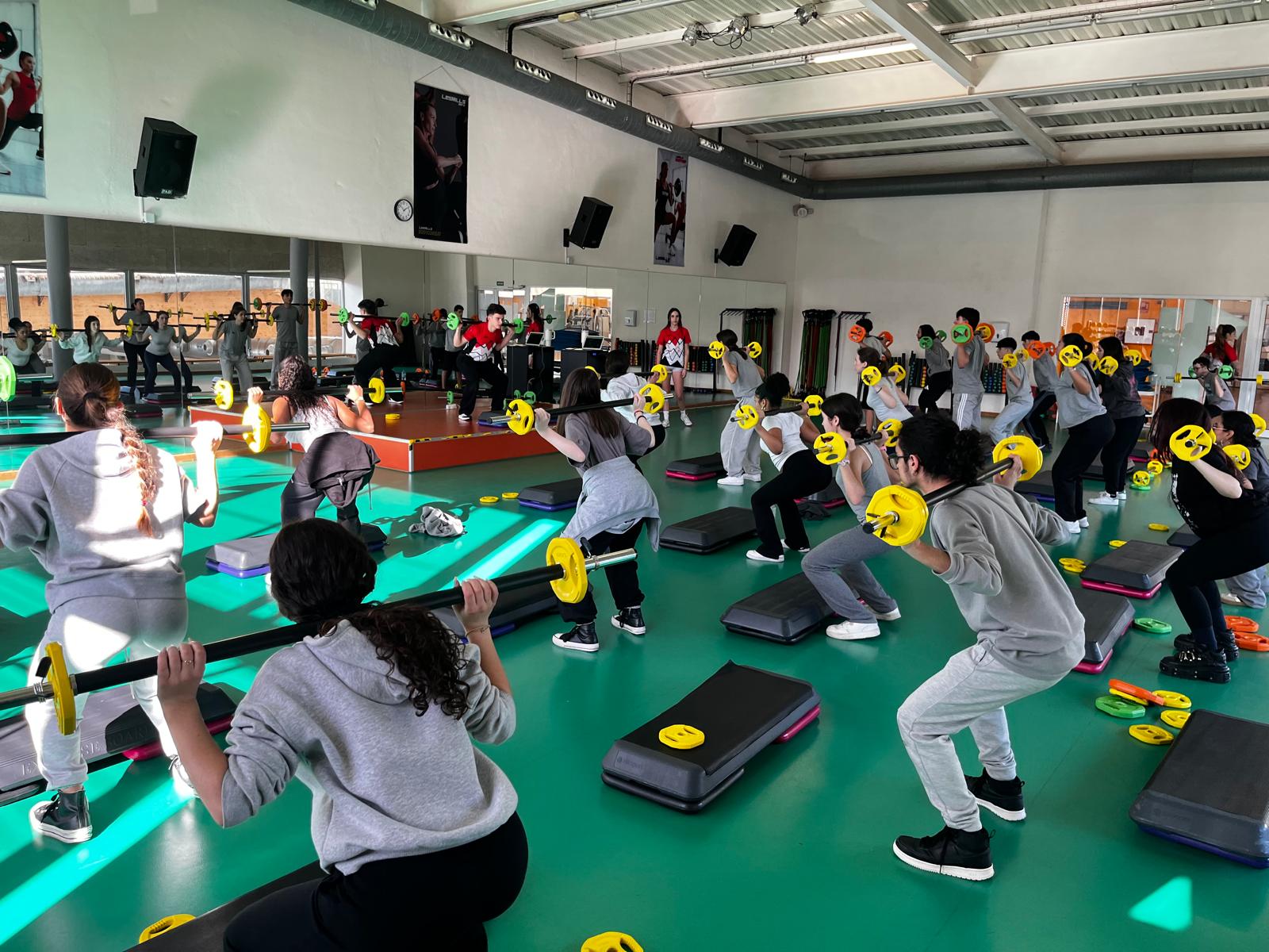 Activitat de força i resistència amb barres i steps, dins del circuit de condicionament físic preparat per a la jornada.   FOTO: Consell Esportiu del Vallès Occidental Sud